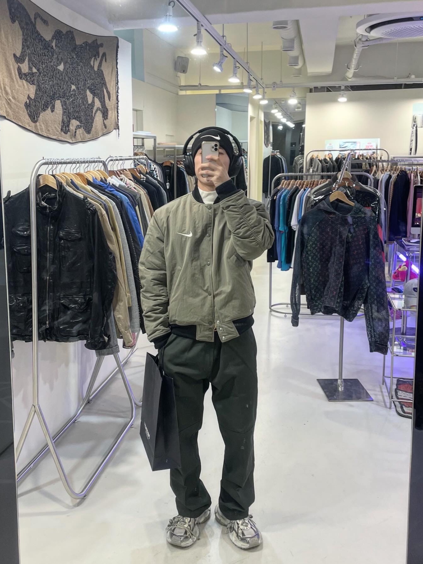 Nike x Stussy Reversible Jacket Medium Olive (FJ9153-222), Nike x Stussy Cuff Beanie Black 착용 스타일 - 1