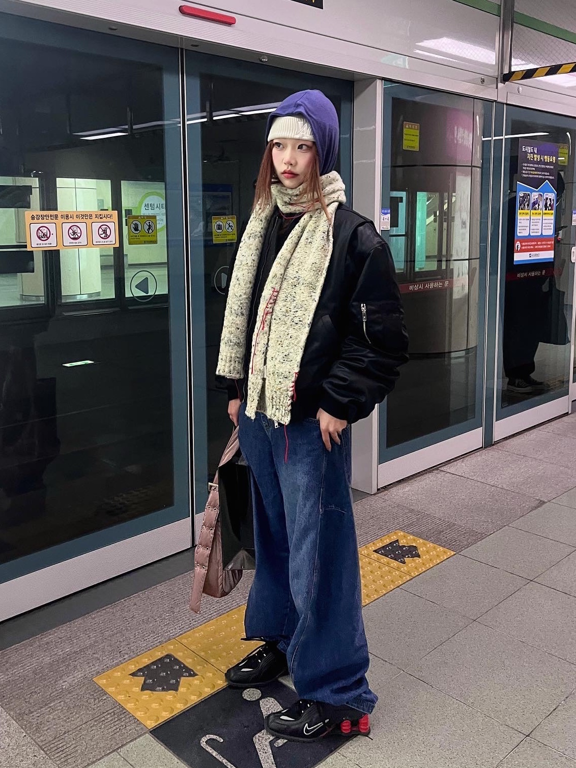 Nike x Martine Rose Shox MR4 Black, Maison Margiela Logo Stitch Muffler Black 착용 스타일 - 1