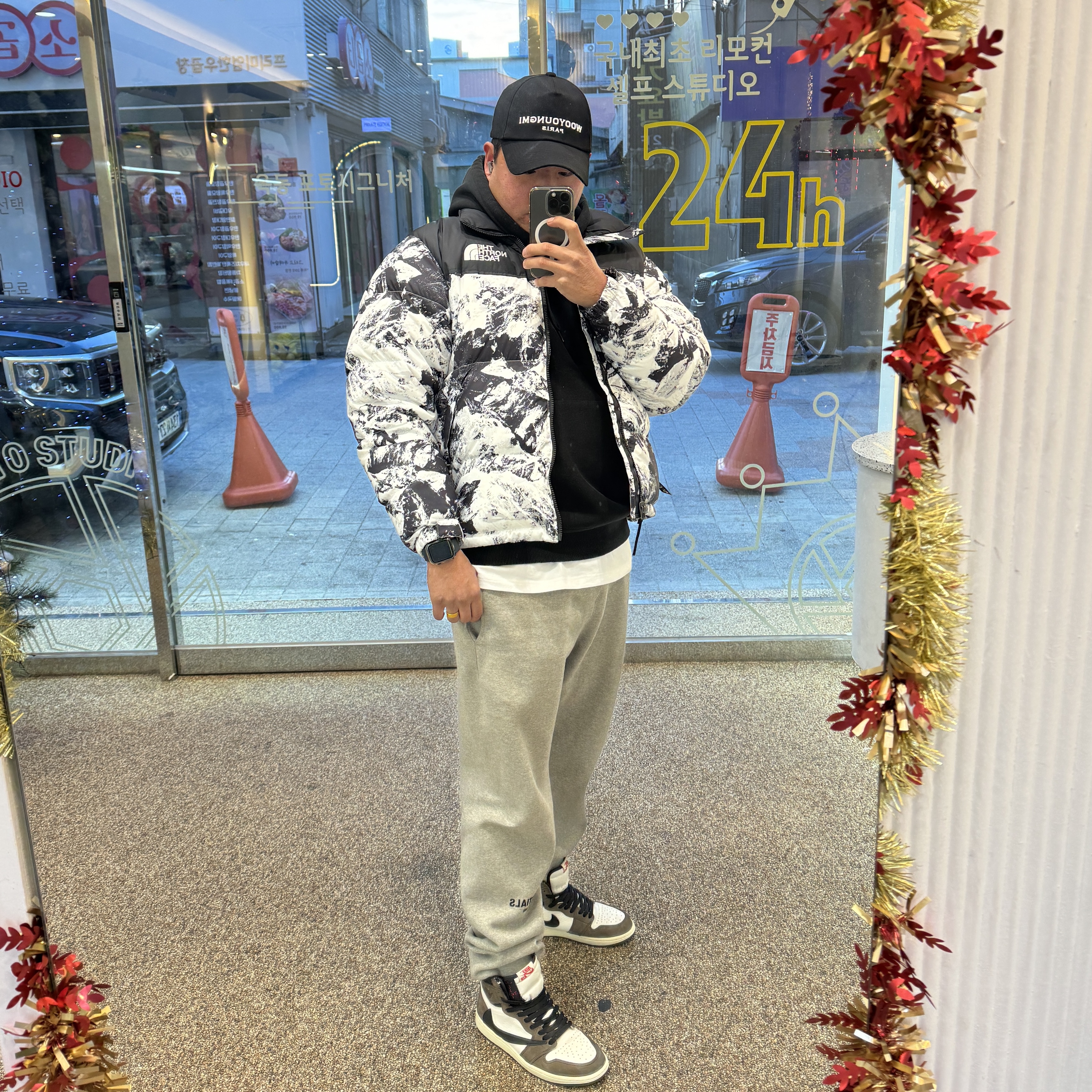 The North Face 1996 Novelty Nuptse Jacket Nutral Gray, Jordan 1 x Travis Scott Retro High OG SP Mocha 착용 스타일 - 1