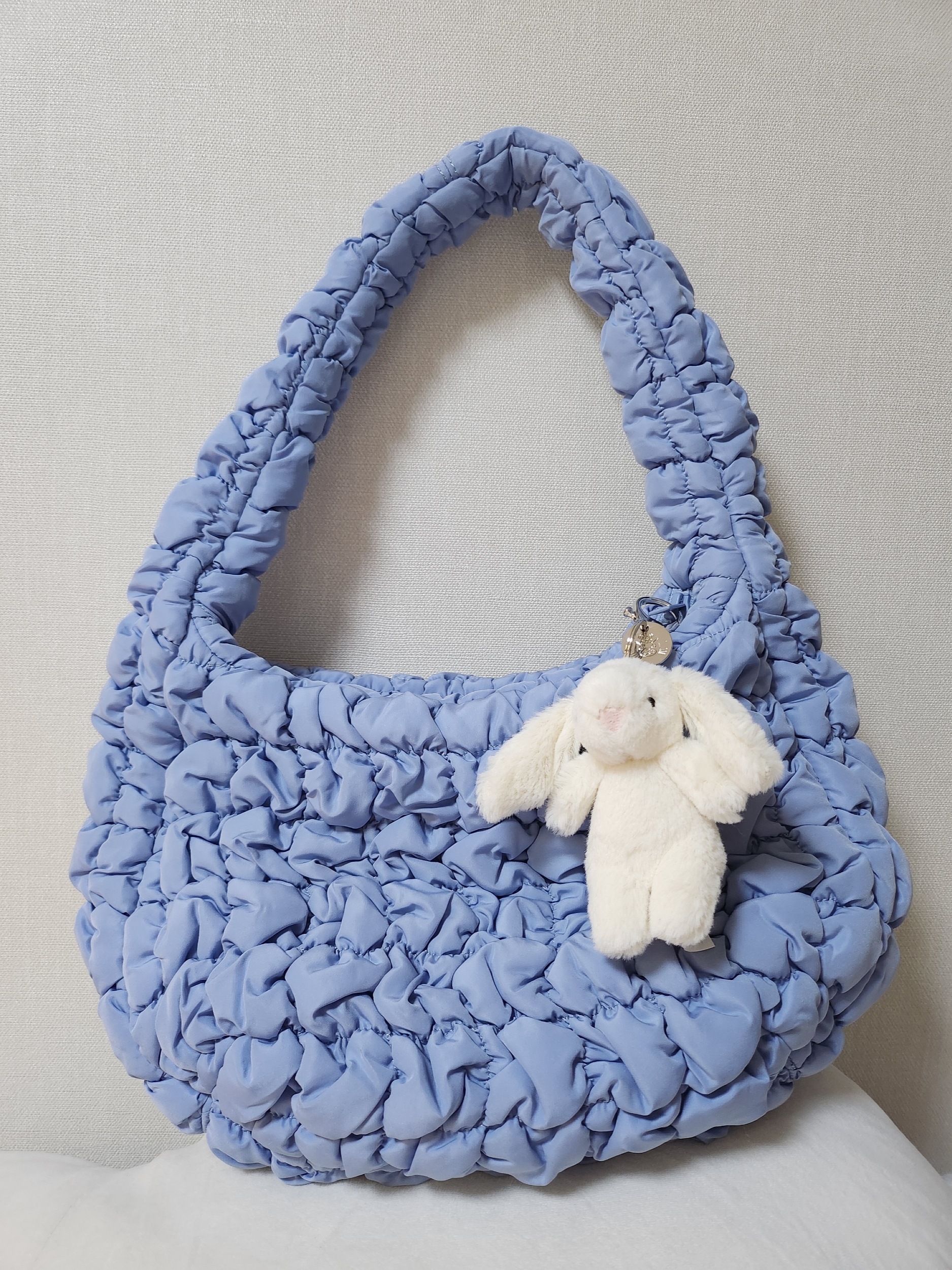 Jellycat Bashful Bunny Bag Charm Cream, COS Quilted Micro Bag Silver 착용 스타일 - 2