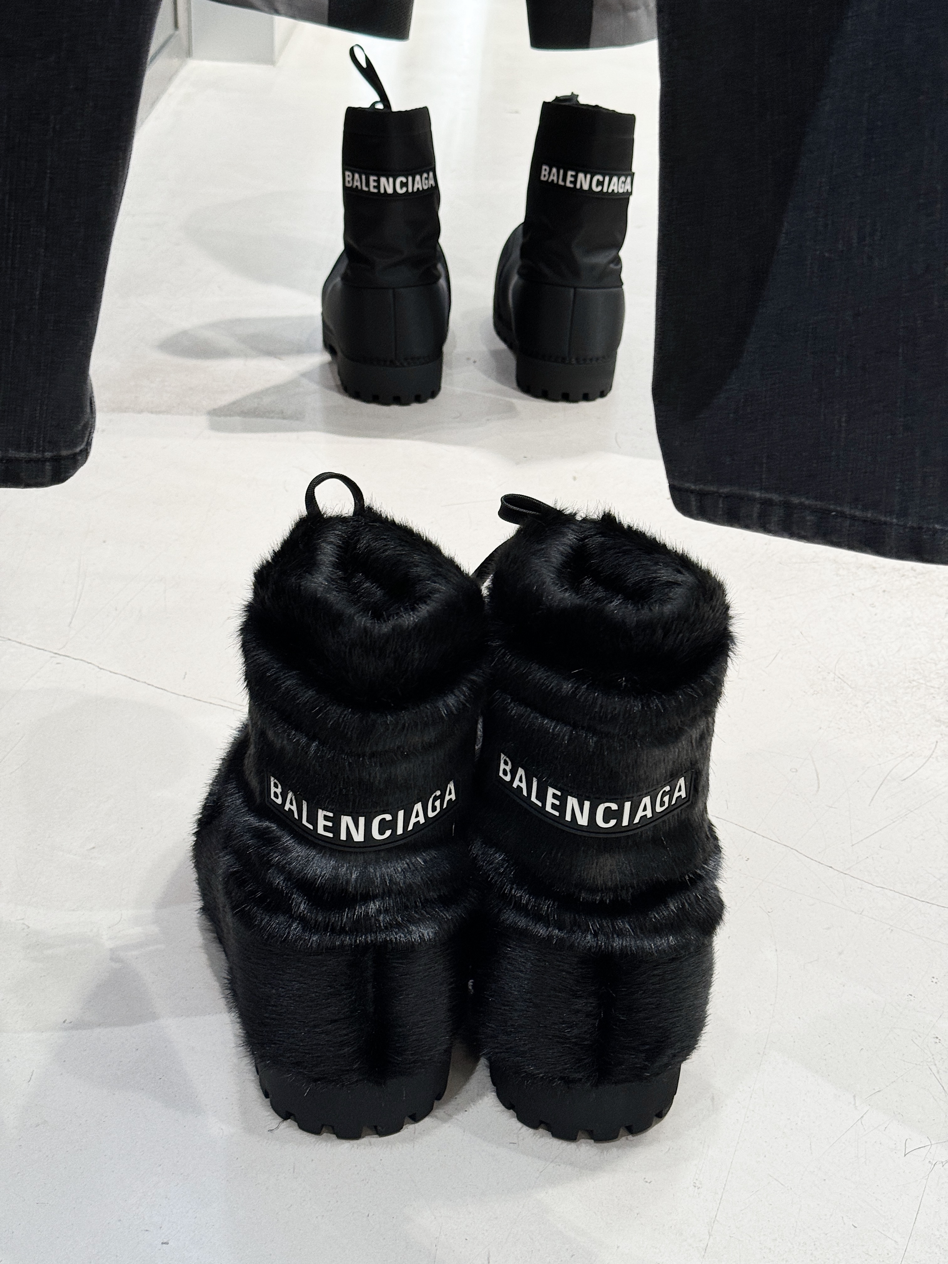 Balenciaga Skiwear Alaska Nylon Low Boot Black, (W) Balenciaga Skiwear Alaska Nylon Low Boot White 착용 스타일 - 5