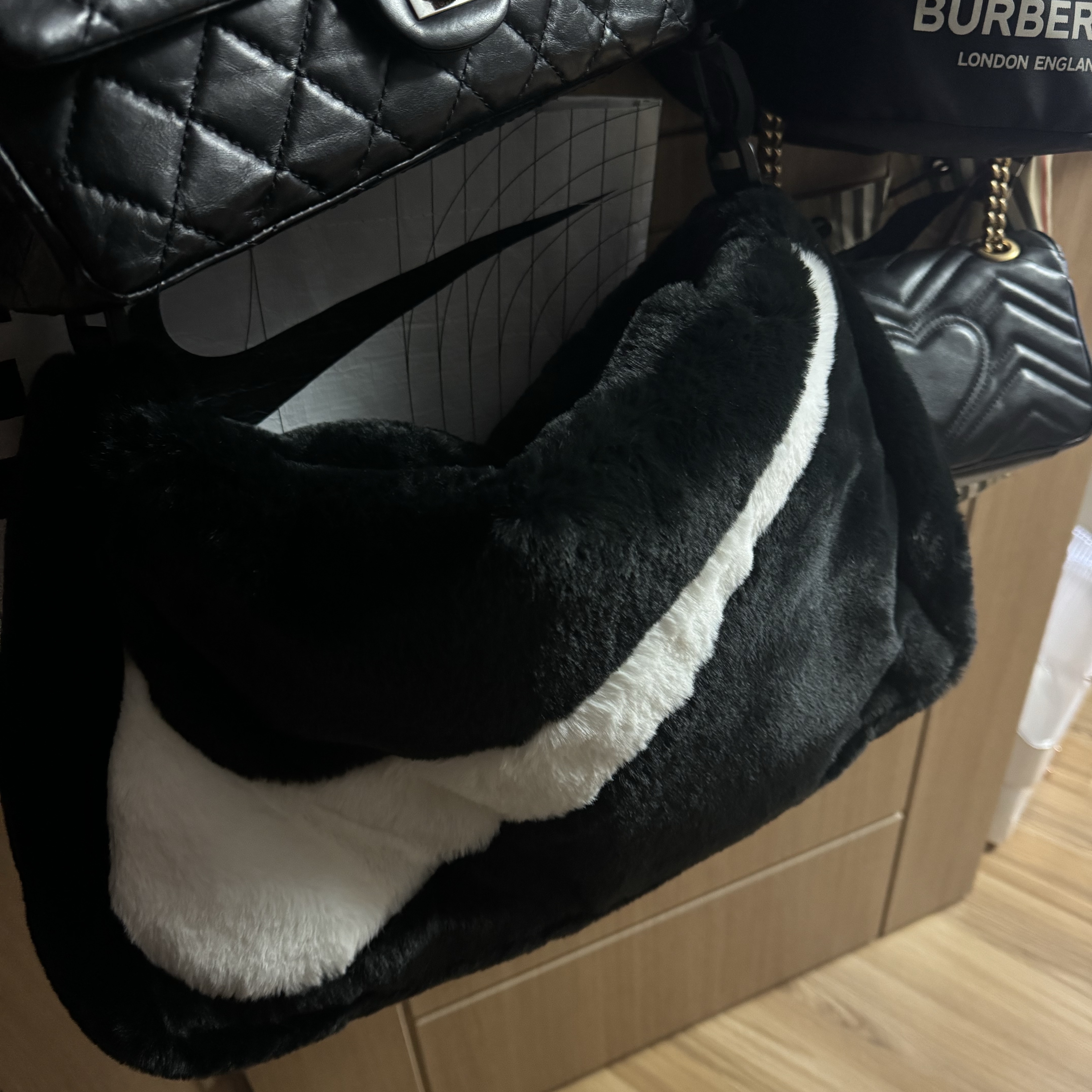 Nike NSW Faux Fur Tote Bag Black 착용 스타일
