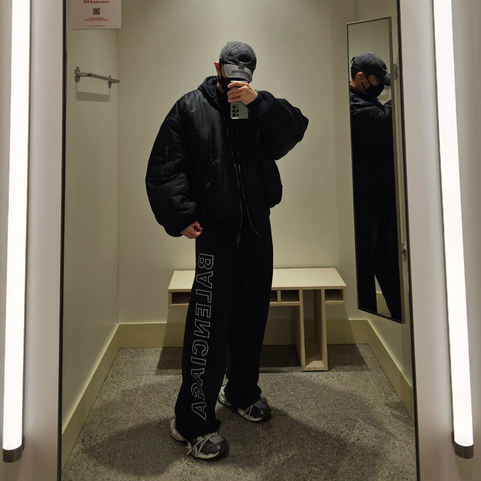 Balenciaga Paris All In Bomber Black, Balenciaga Outline Baggy Sweatpants Black Faded 착용 스타일 - 3