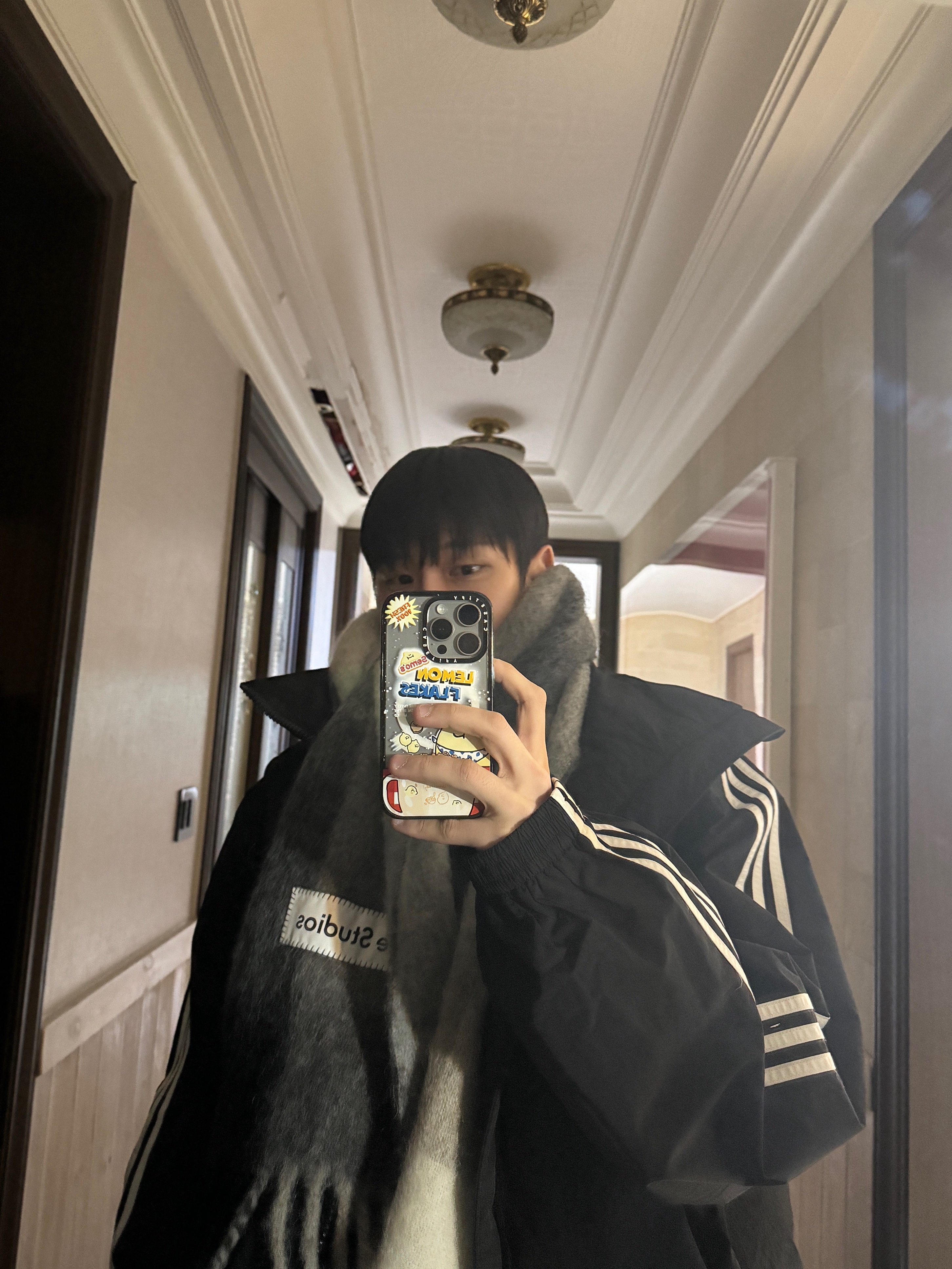 아크네 스튜디오 모헤어 체크 머플러 그린 그레이 블랙, 발렌시아가 x 아디다스 퍼포먼스 포플린 트랙수트 자켓 블랙 착용 스타일 - 1