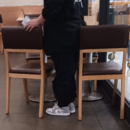 Jordan 1 Low Stealth and White 착용 스타일 - 5