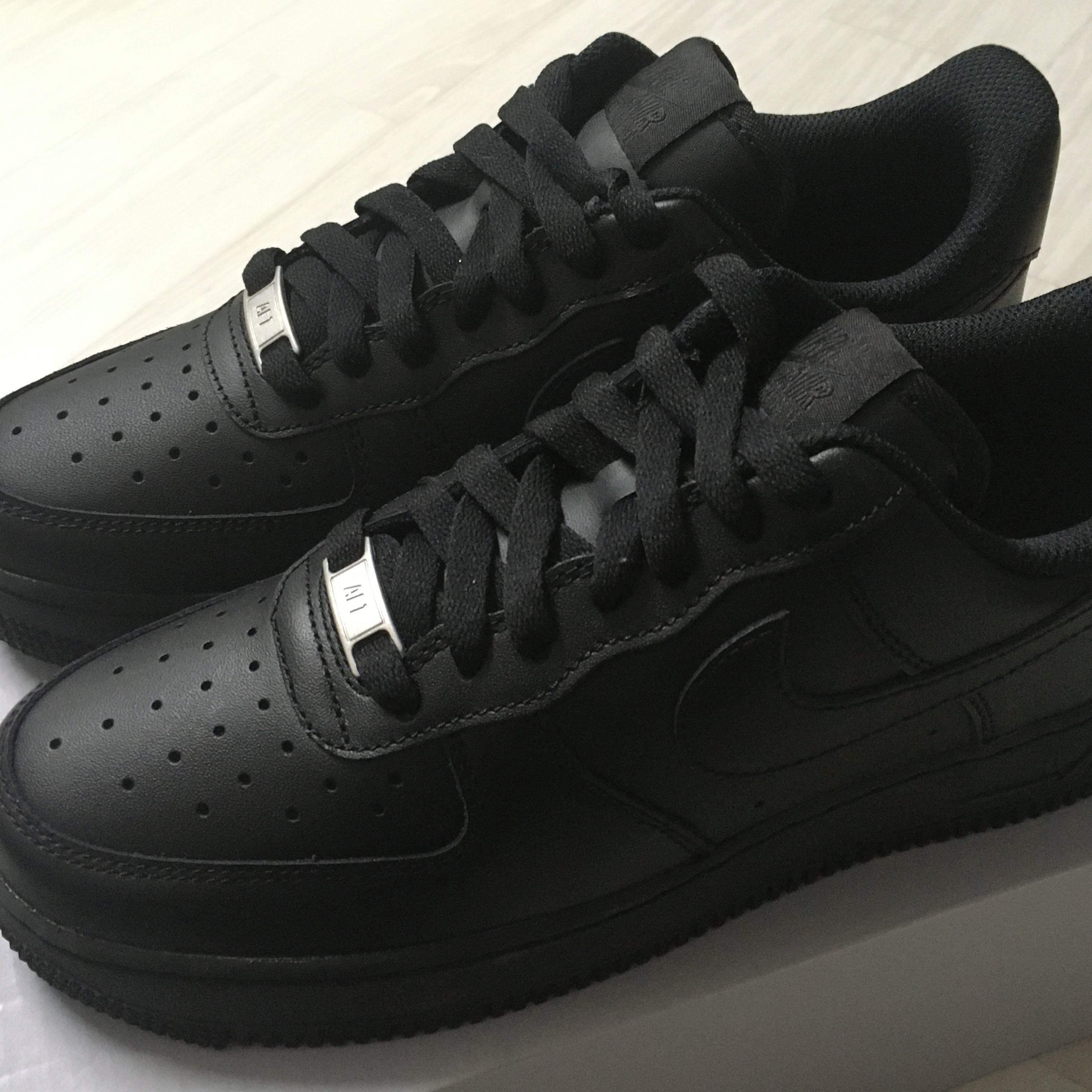 (W) Nike Air Force 1 '07 Low Triple Black 착용 스타일