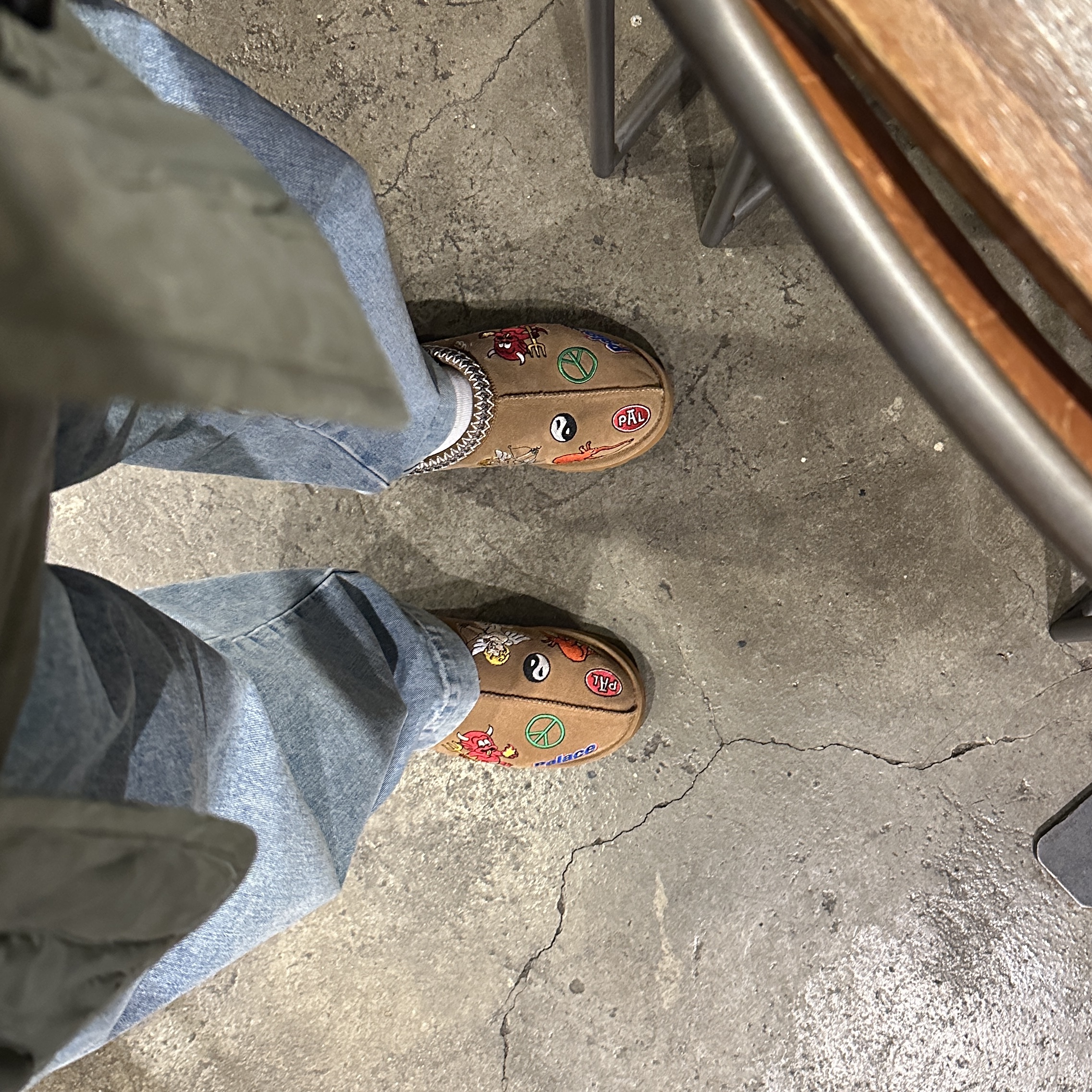 UGG x Palace Tasman Slipper Chestnut 착용 스타일