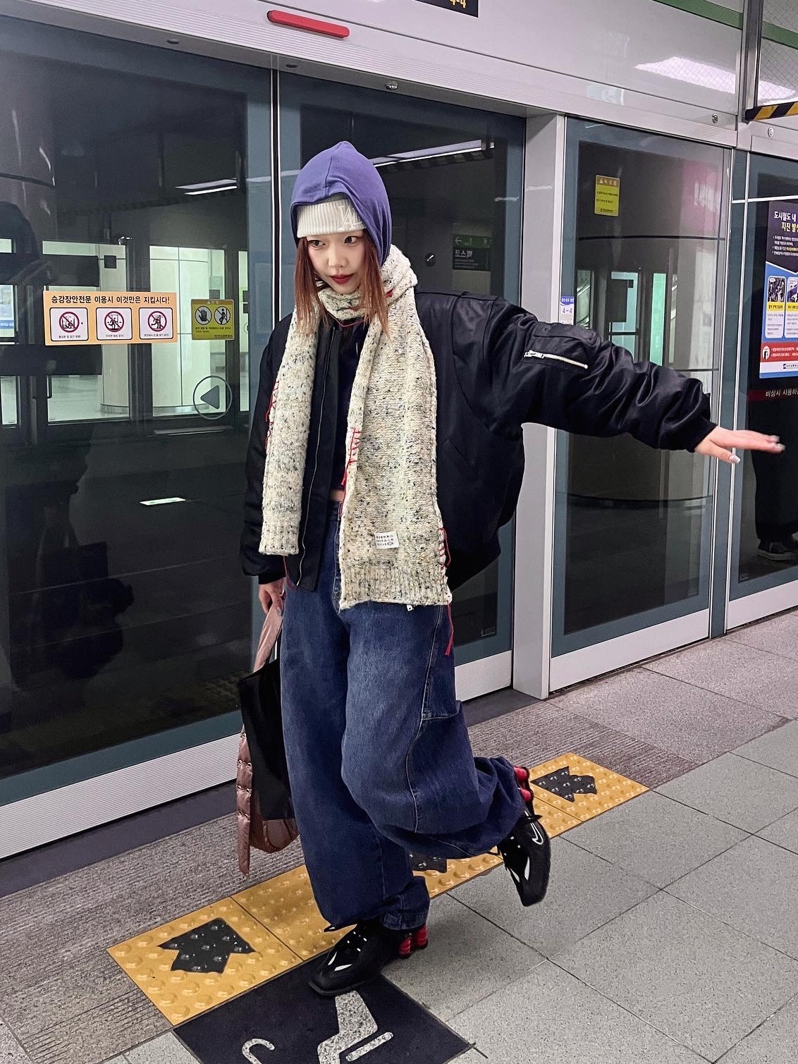 Nike x Martine Rose Shox MR4 Black, Maison Margiela Logo Stitch Muffler Black 착용 스타일 - 2