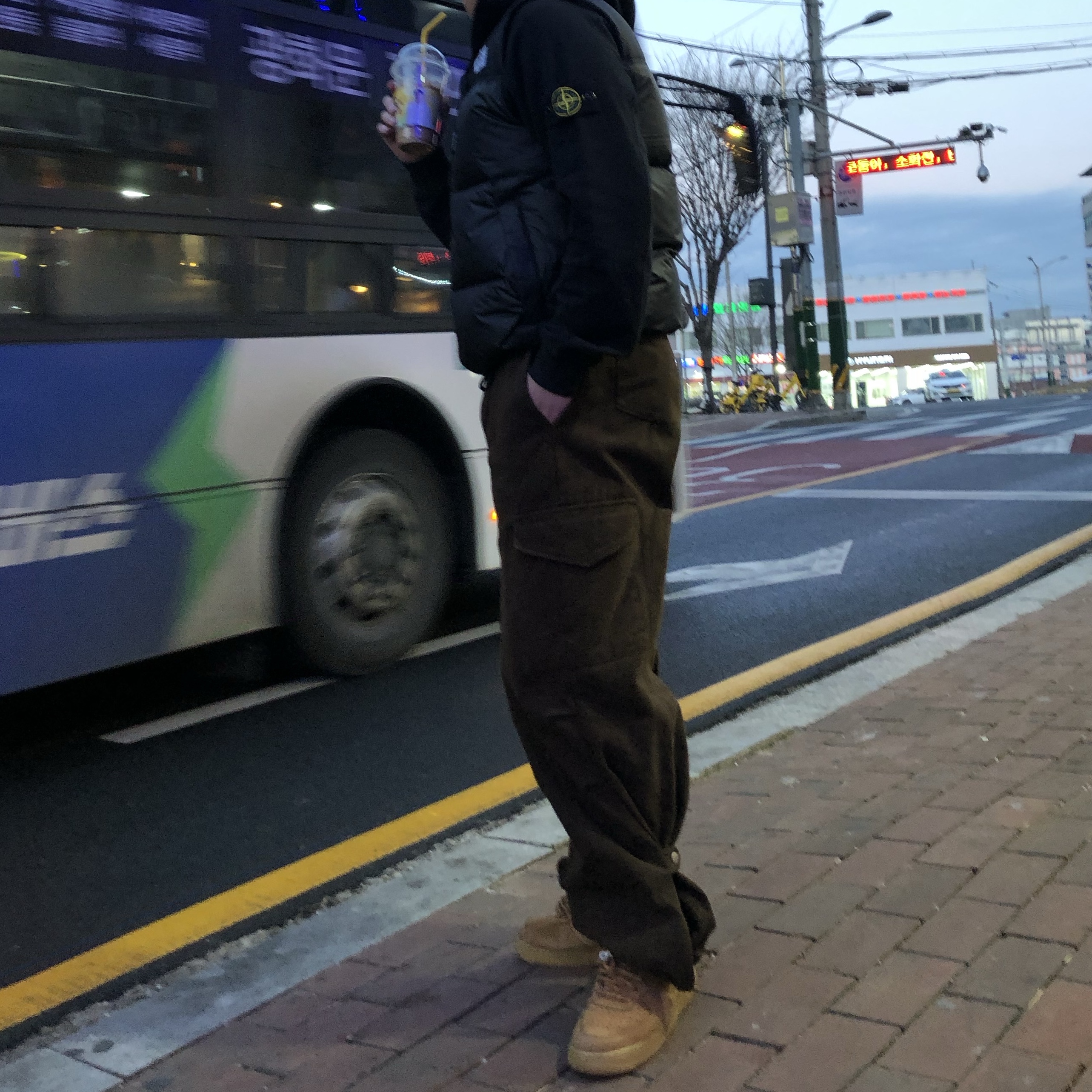 The North Face 1996 Retro Nuptse Vest Black 착용 스타일 - 2