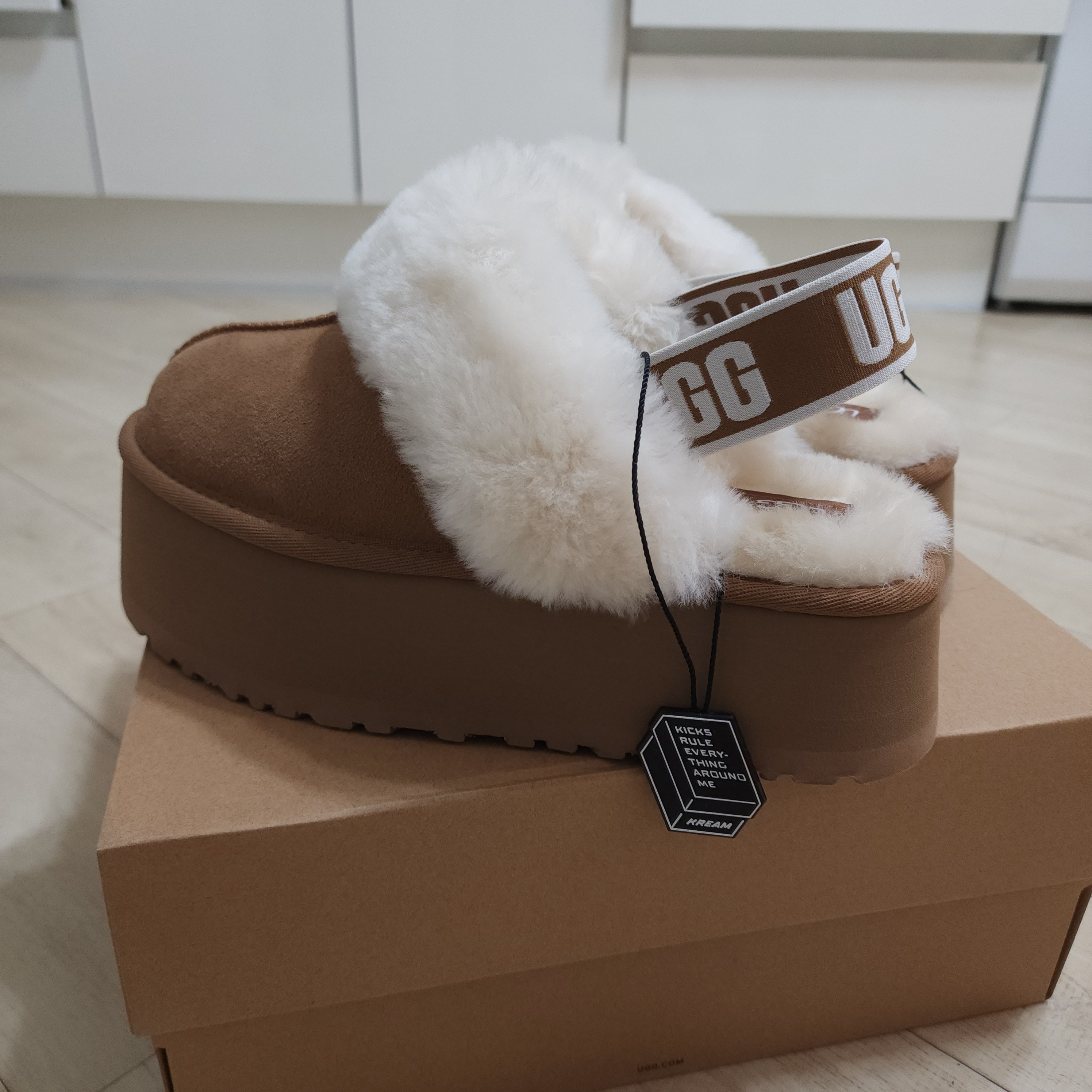 (W) UGG Funkette Slides Chestnut 착용 스타일 - 2
