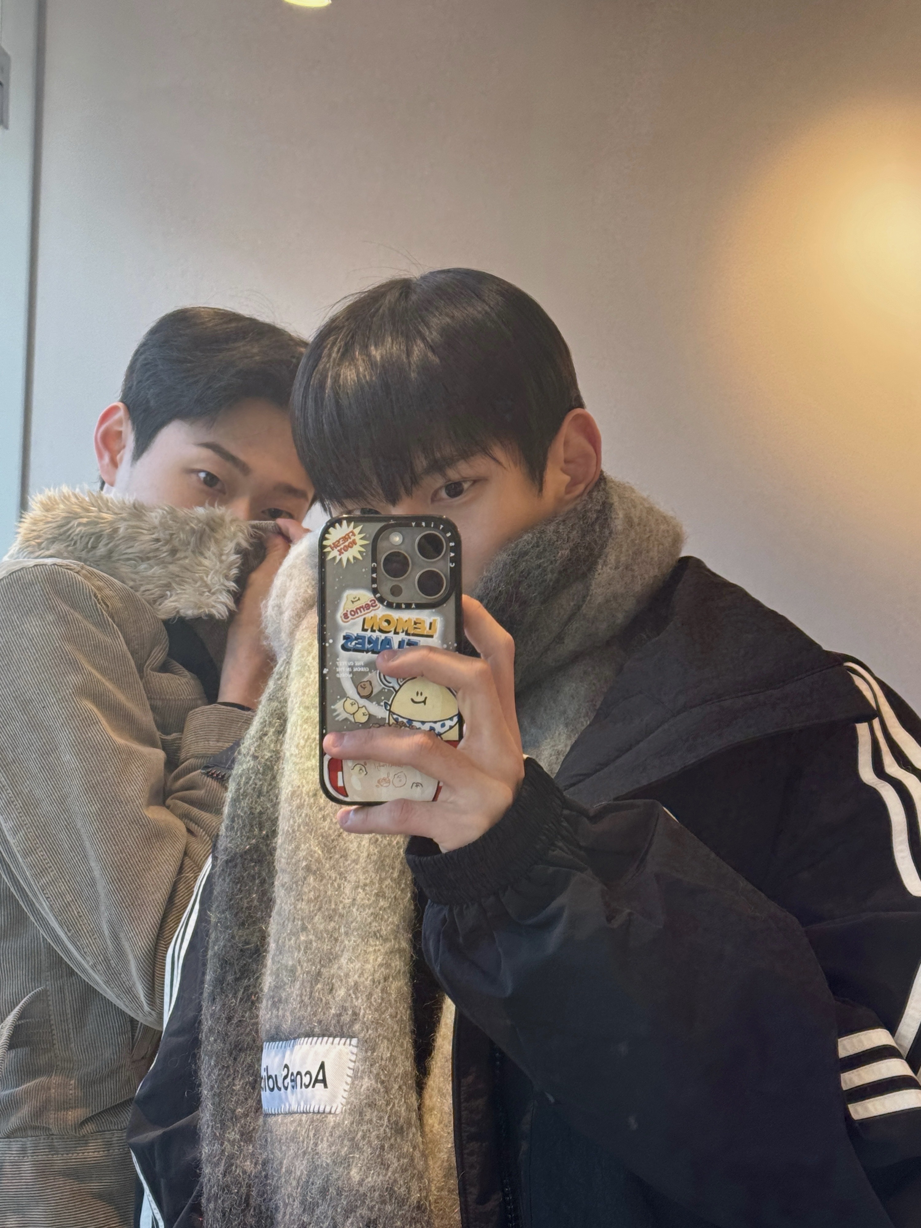 아크네 스튜디오 모헤어 체크 머플러 그린 그레이 블랙, 발렌시아가 x 아디다스 퍼포먼스 포플린 트랙수트 자켓 블랙 착용 스타일 - 3