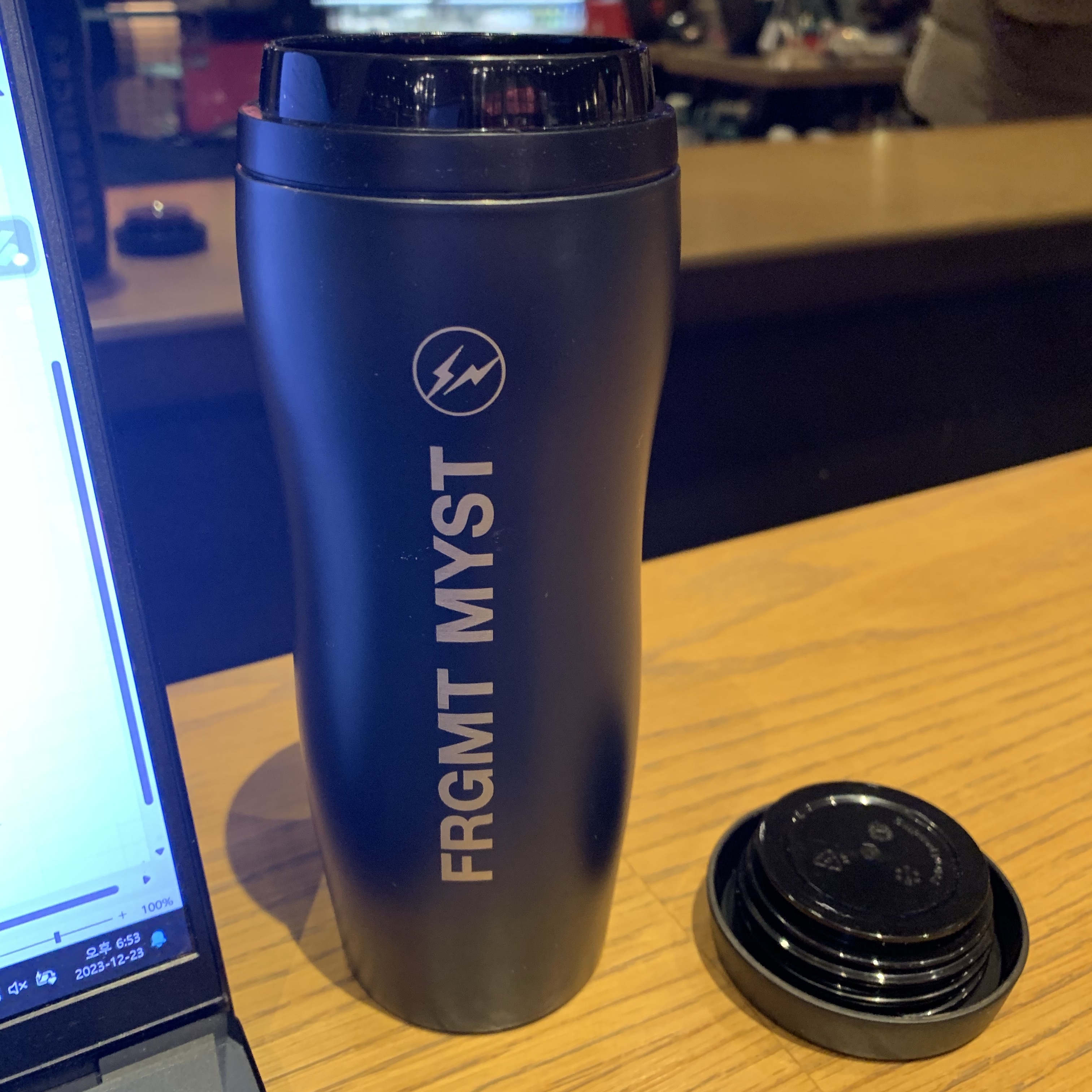 Starbucks x Fragment Curved Stainless Black Bottle 355ml 착용 스타일