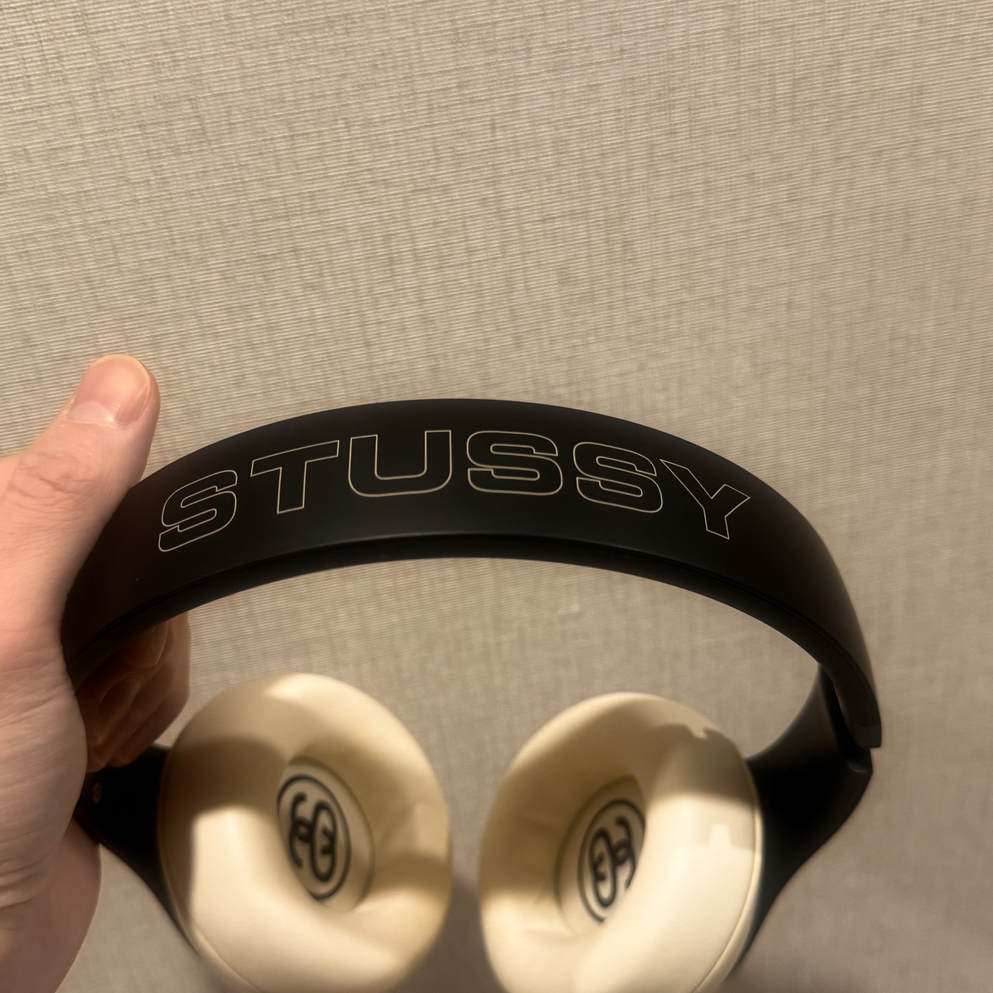 Stussy x Beats Studio Pro Wireless Headphone Black (Korean Ver.) 착용 스타일 - 2
