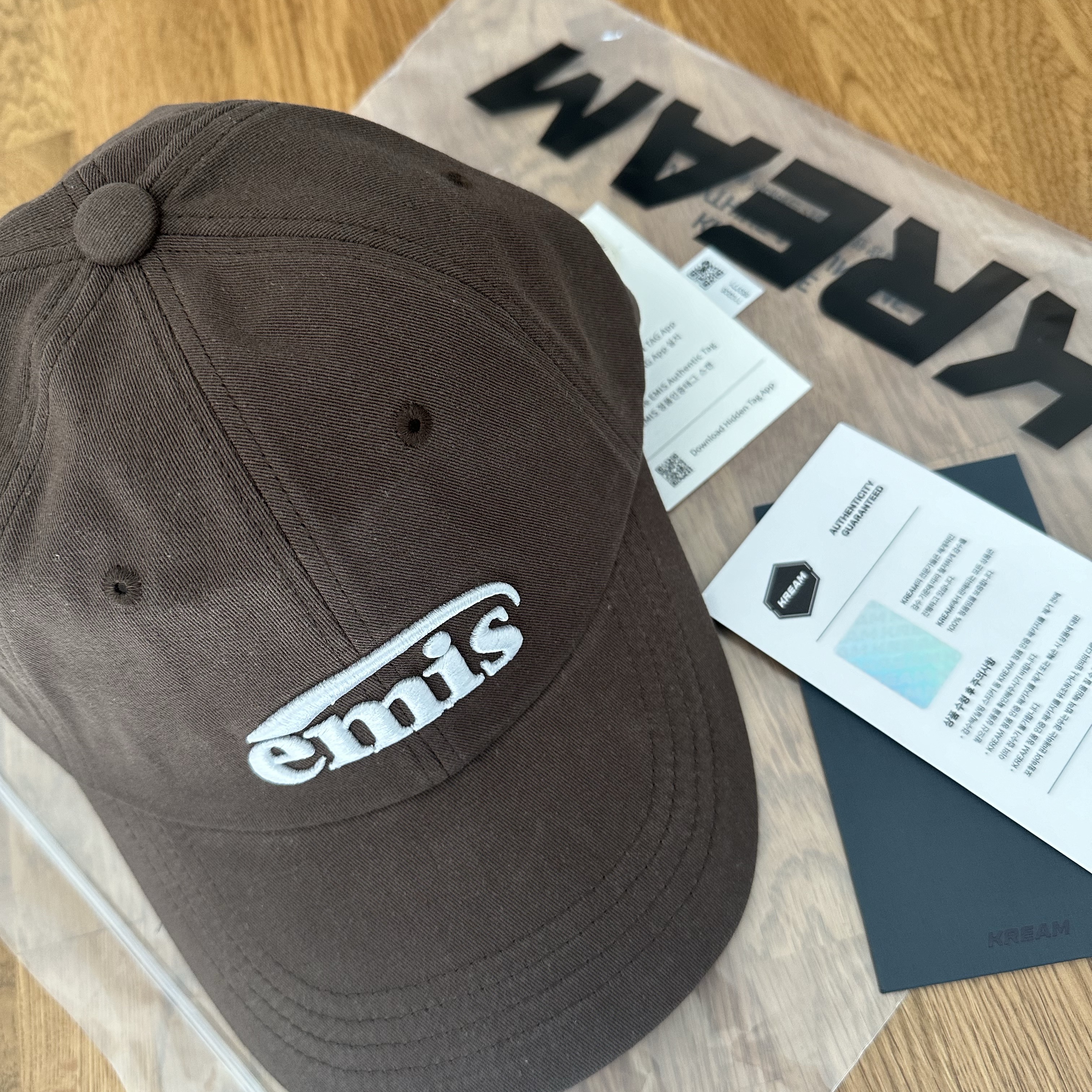 Emis New Logo Emis Cap Brown 착용 스타일