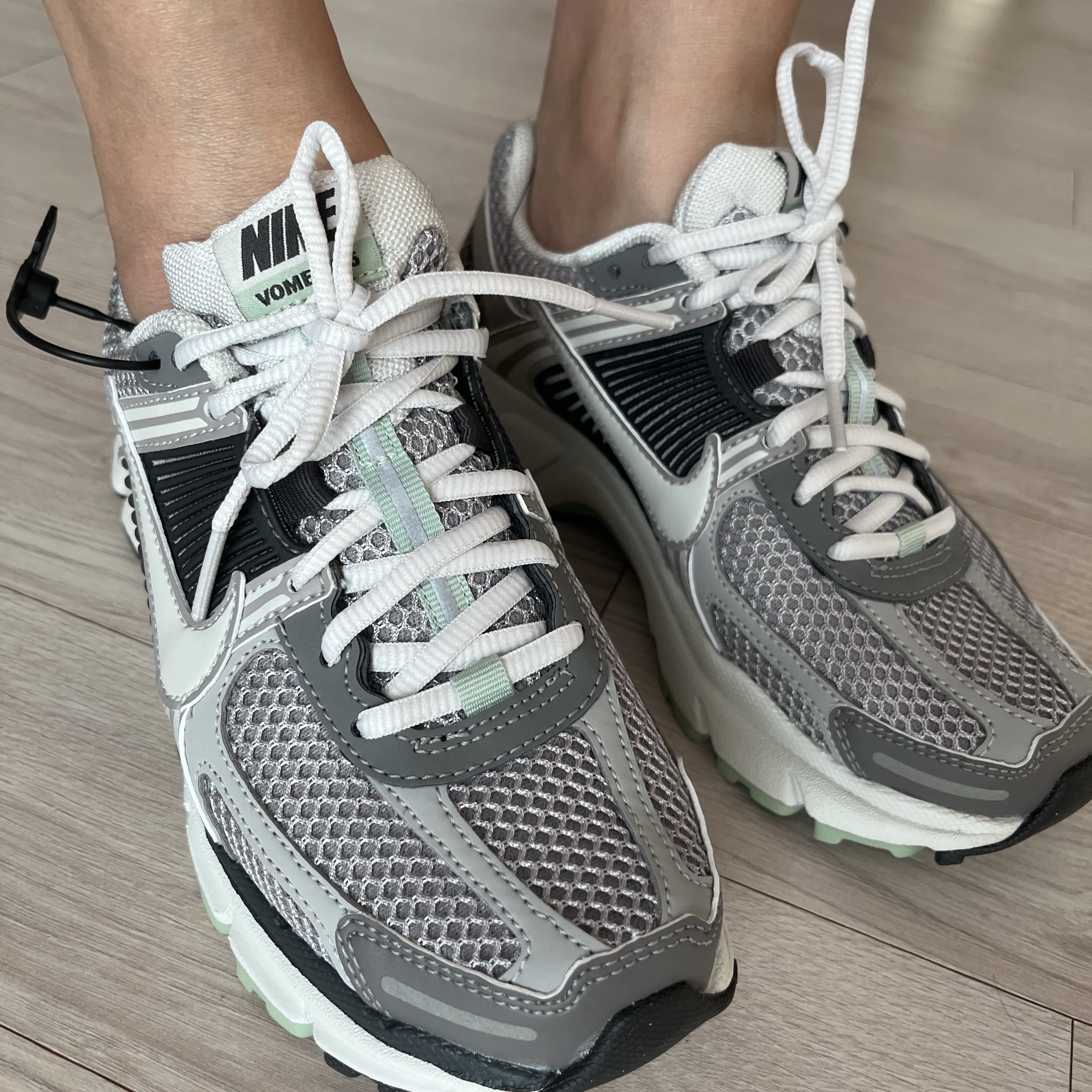 (W) Nike Zoom Vomero 5 Cobblestone and Flat Pewter 착용 스타일