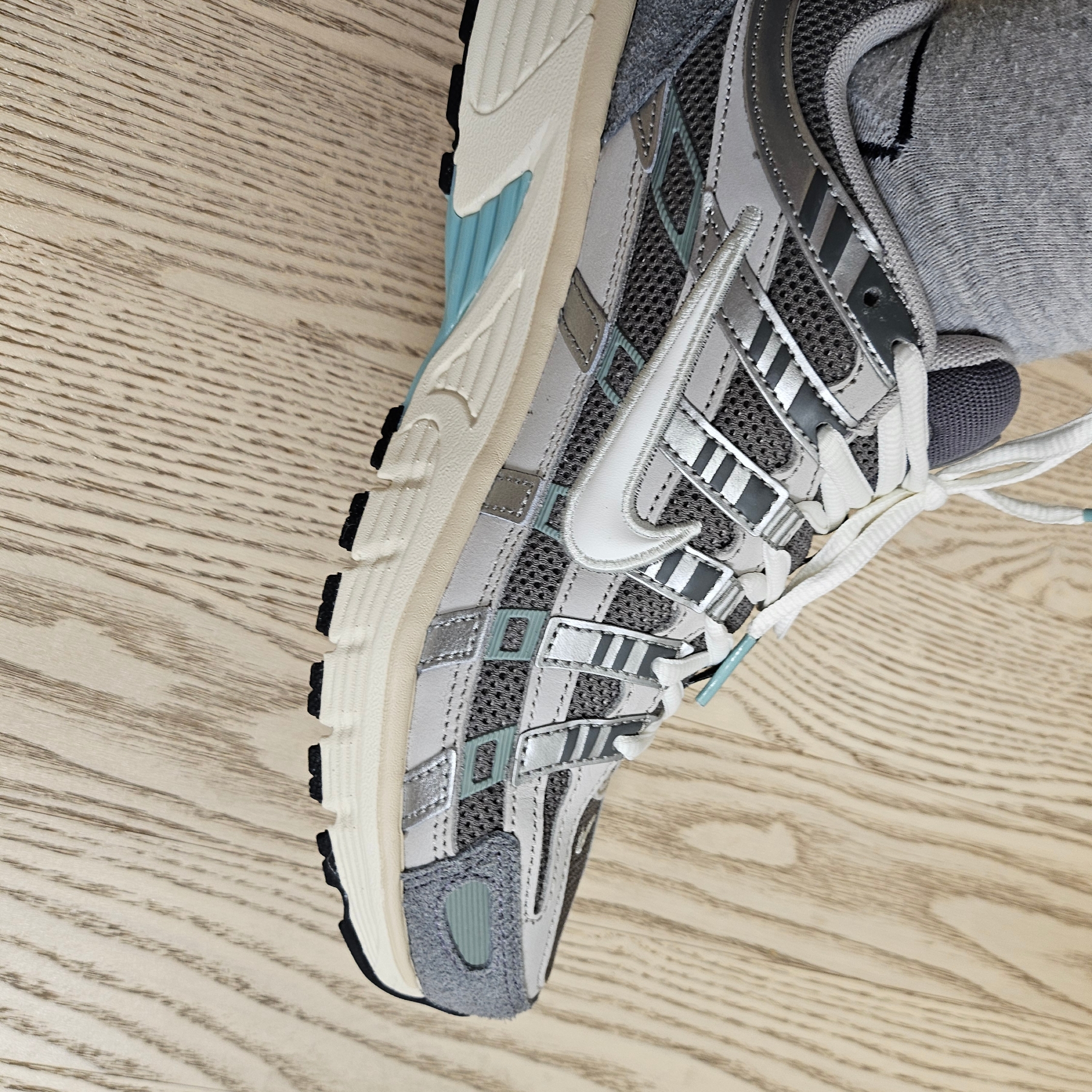 Nike P-6000 Flat Pewter Light Iron Ore 착용 스타일