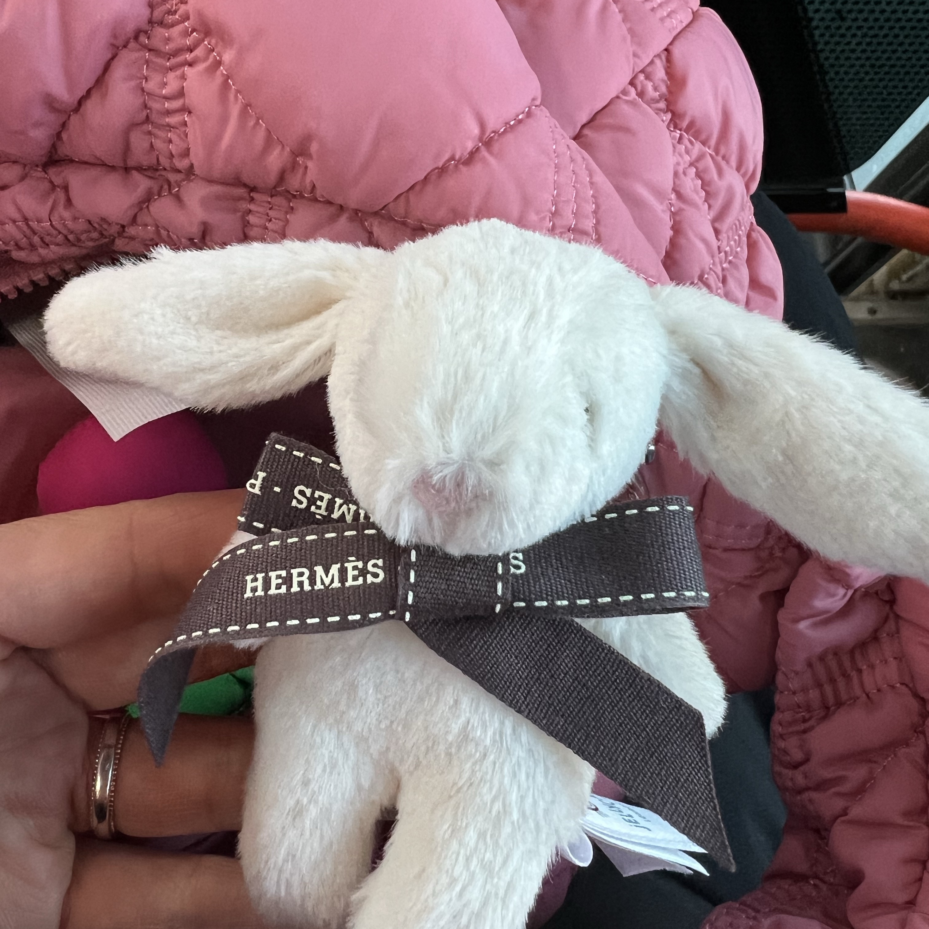 Jellycat Bashful Bunny Bag Charm Cream 착용 스타일