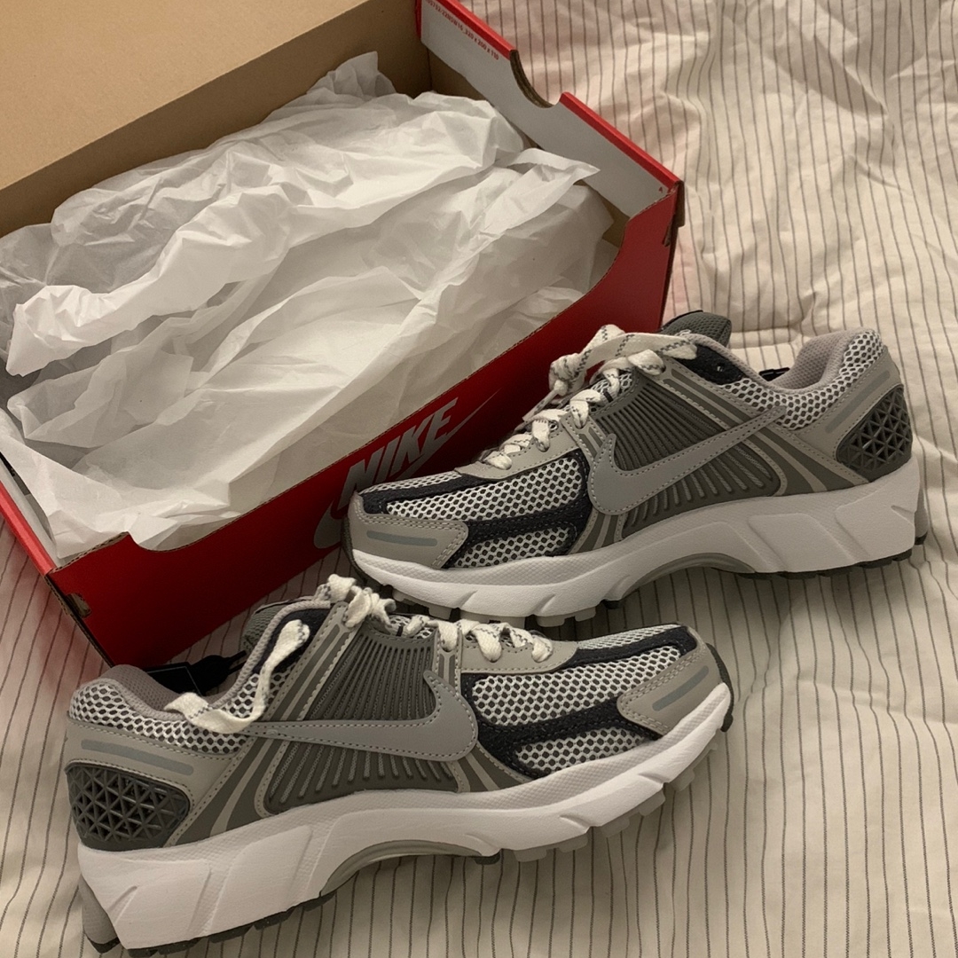 Nike Zoom Vomero 5 PRM Light Iron Ore and Flat Fewter 착용 스타일 - 1