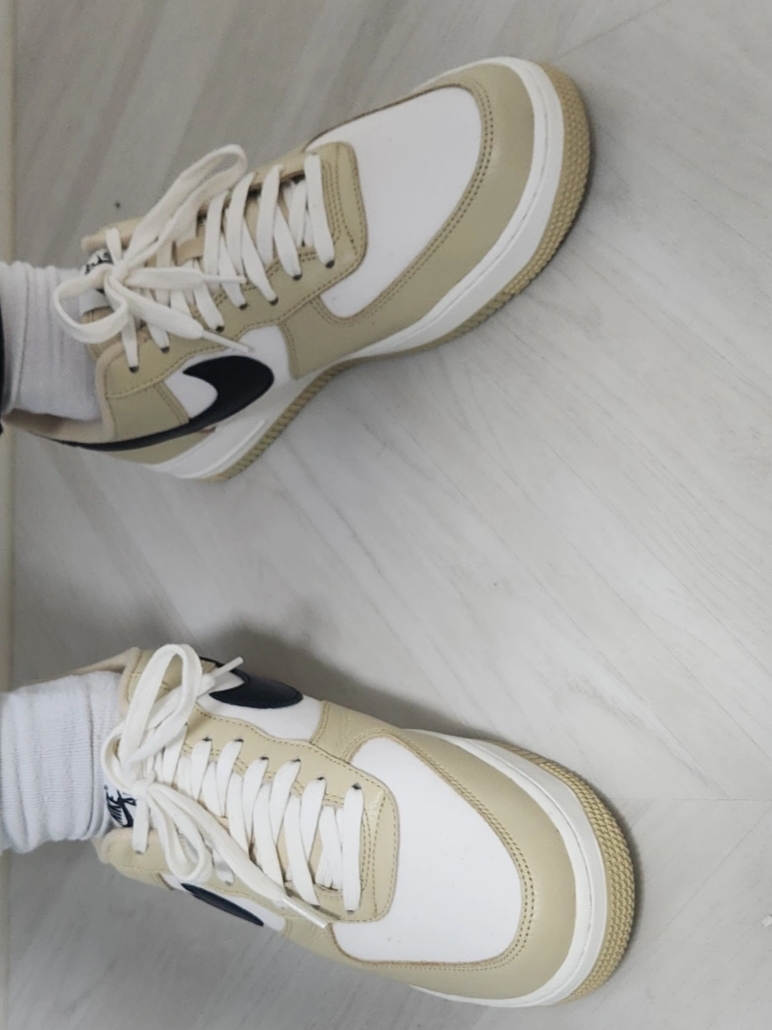 Nike Air Force 1 '07 LX Team Gold and Black 착용 스타일 - 2