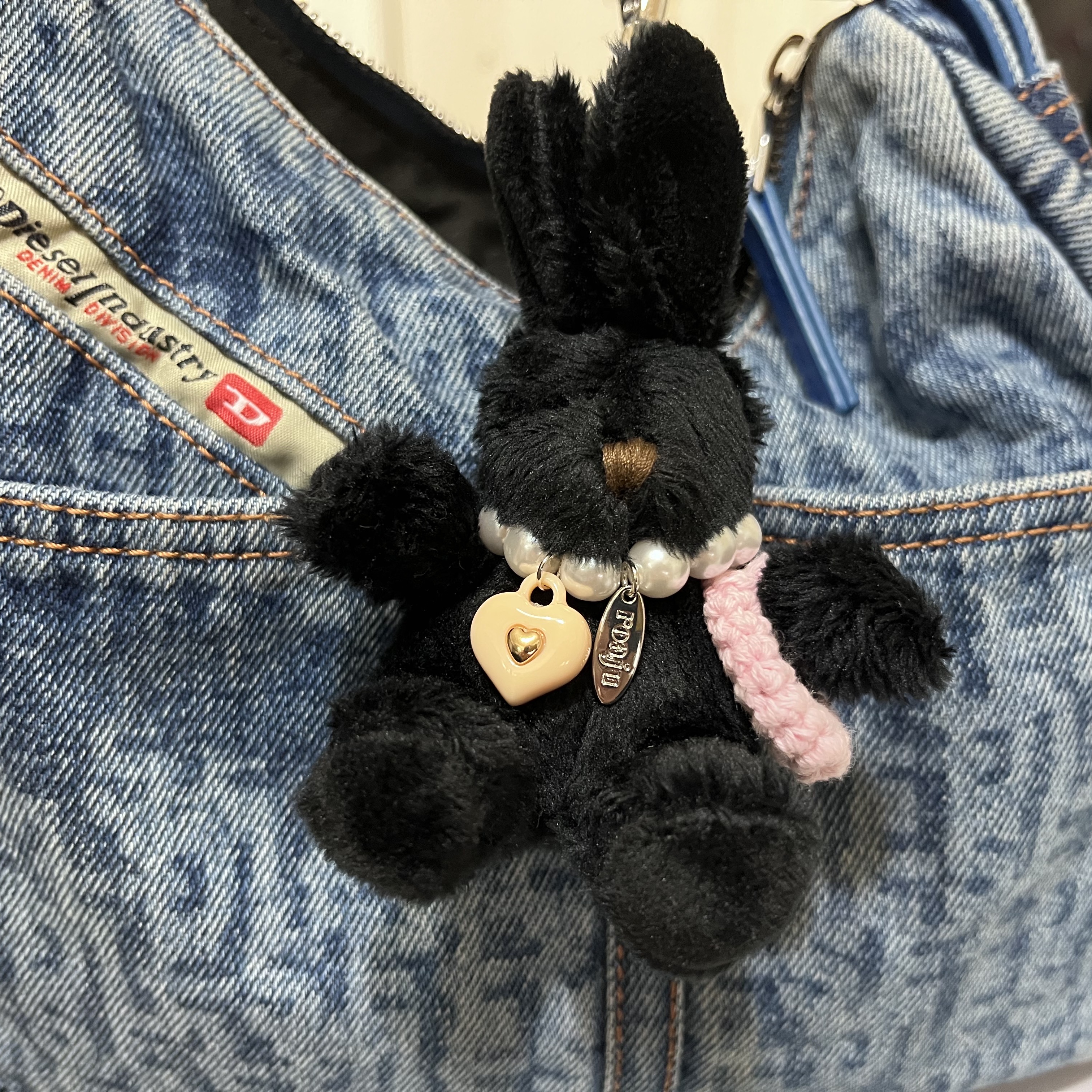 Diesel Ile Hobo Bag in Monogram Denim Blue 착용 스타일 - 1