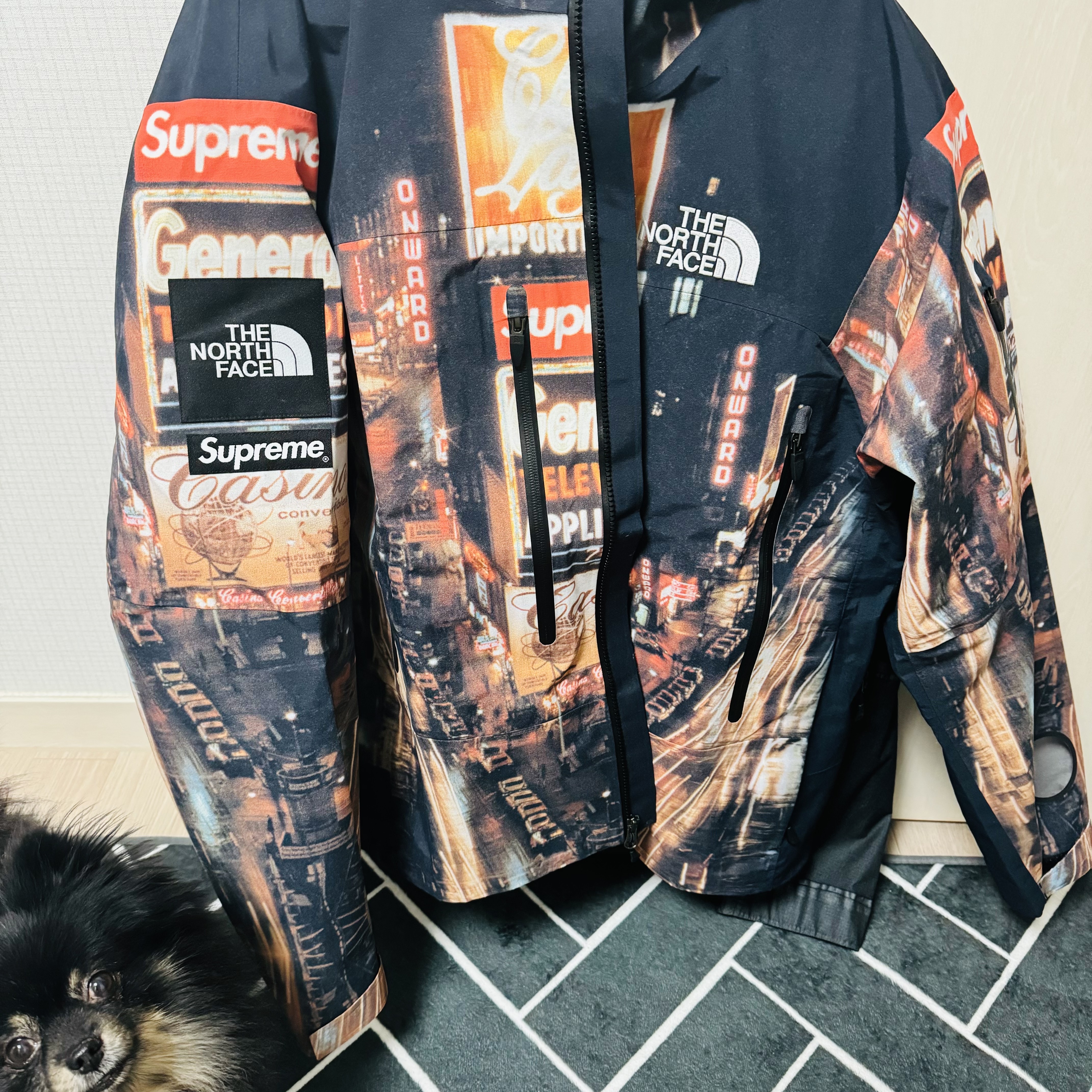 Supreme x The North Face Taped Seam Shell Jacket Times Square - 22FW 착용 스타일