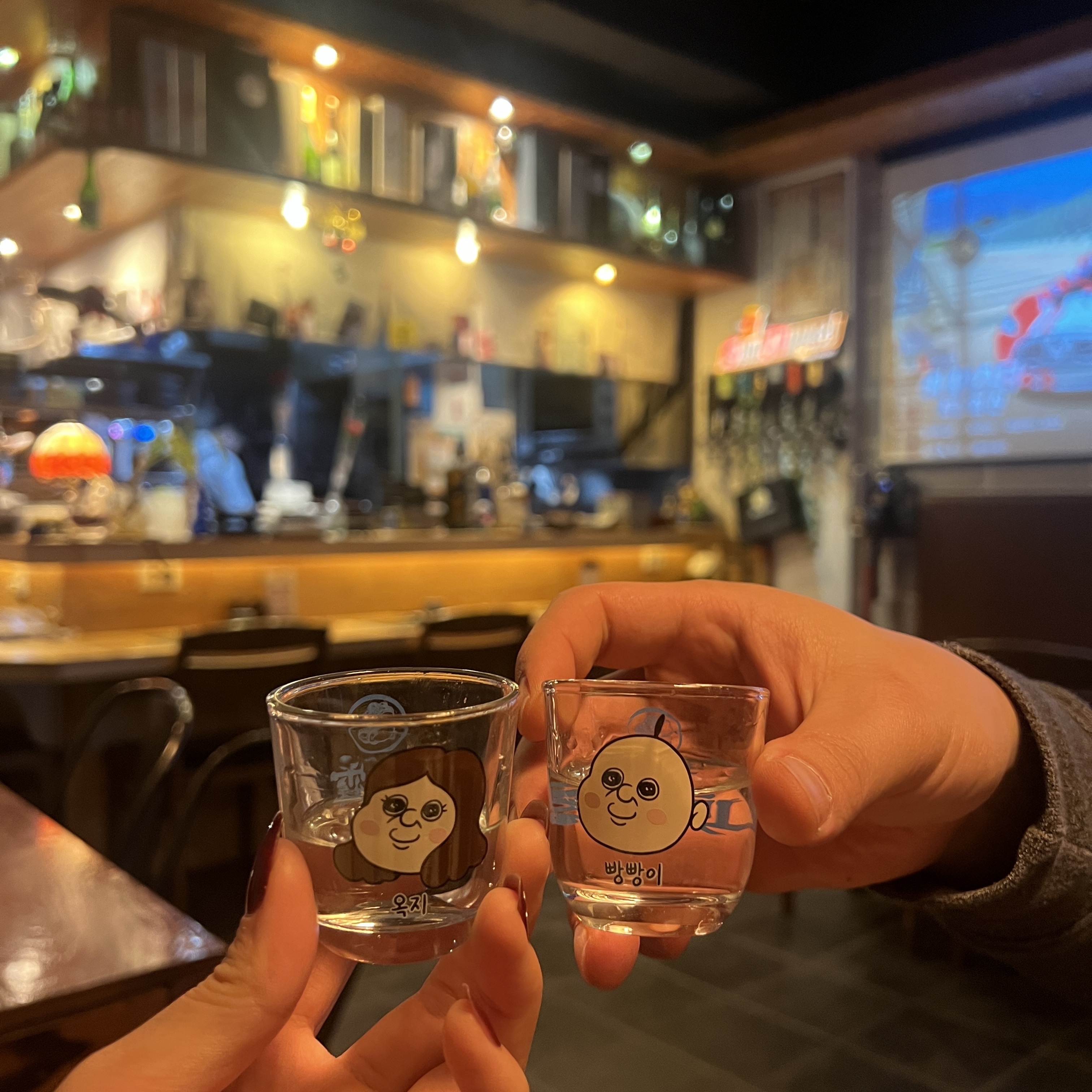 Bbangbbang x Jinro Bbangbbang and Okji Jinro Soju Glass Set 착용 스타일