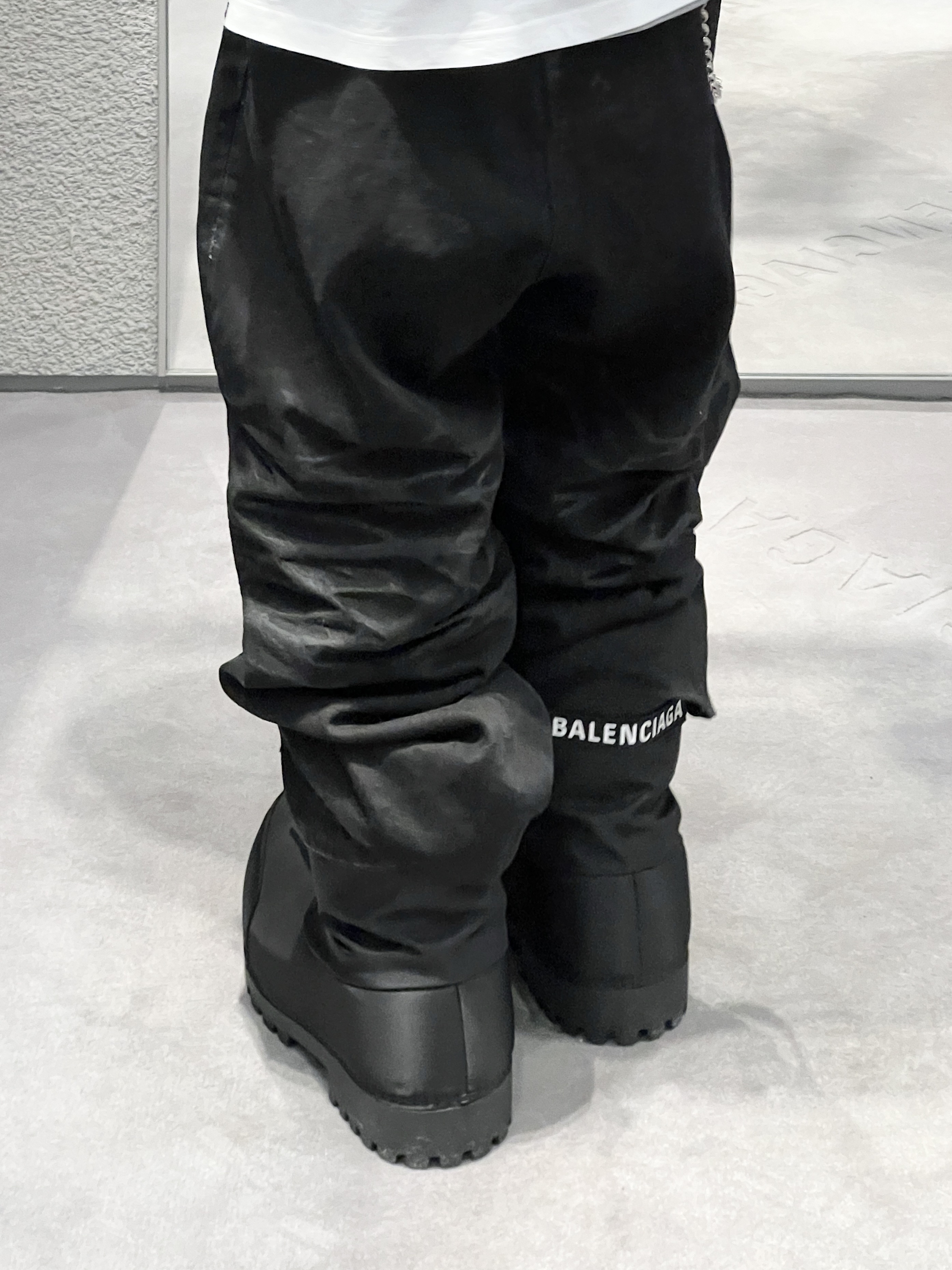 Balenciaga Skiwear Alaska Nylon Low Boot Black, Project G/R Backward Denim Pants Black 착용 스타일 - 5