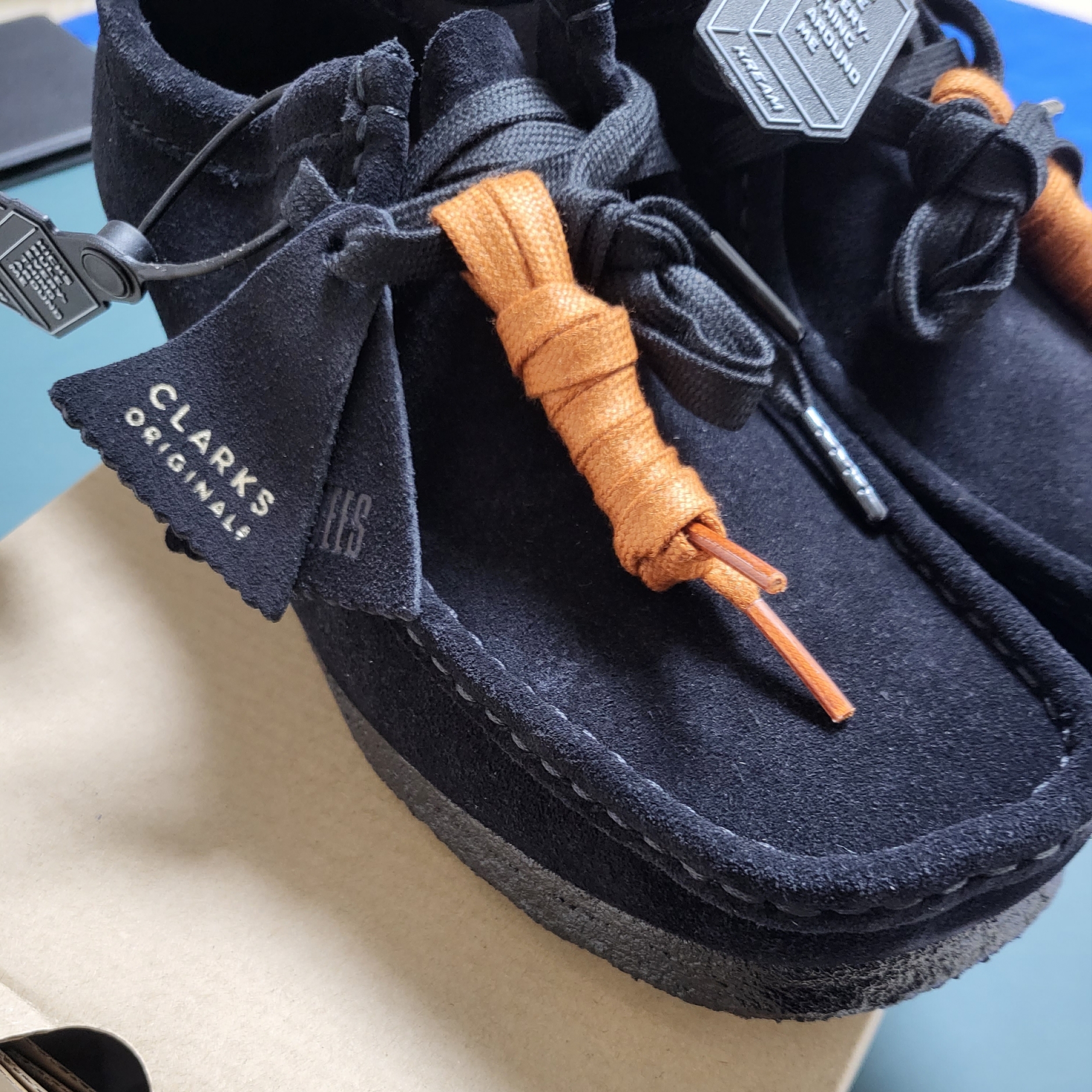 Clarks Wallabee Black Suede 착용 스타일