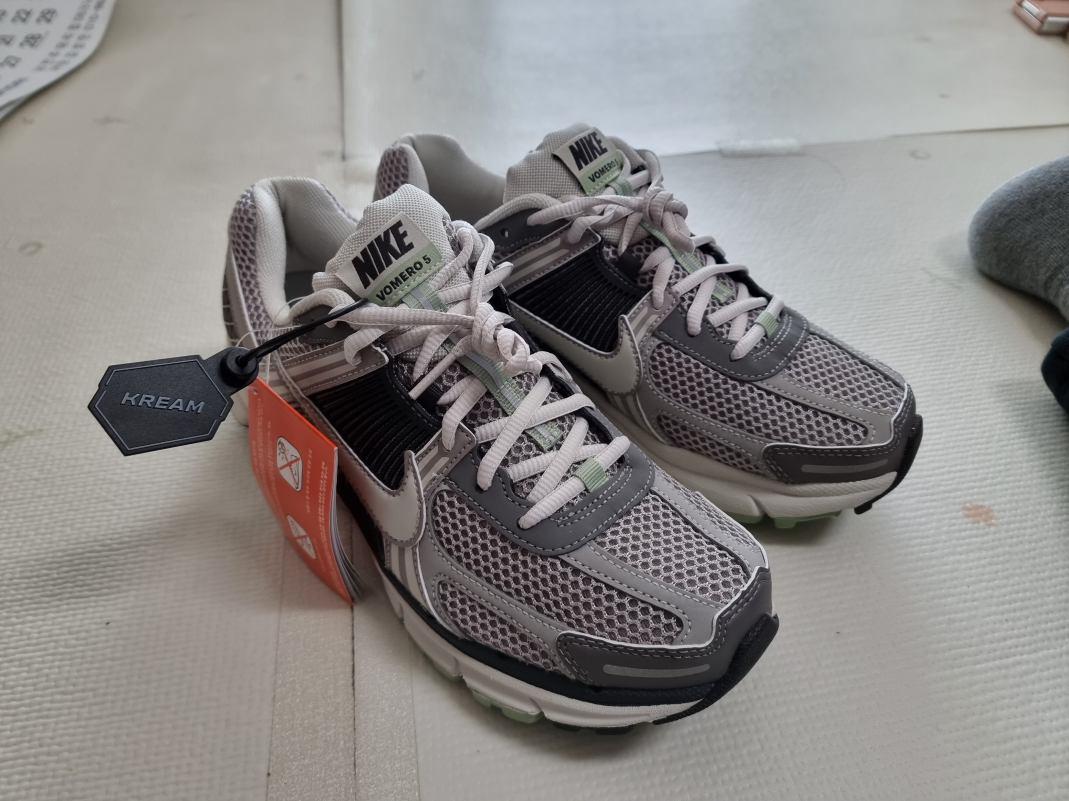 (W) Nike Zoom Vomero 5 Cobblestone and Flat Pewter 착용 스타일