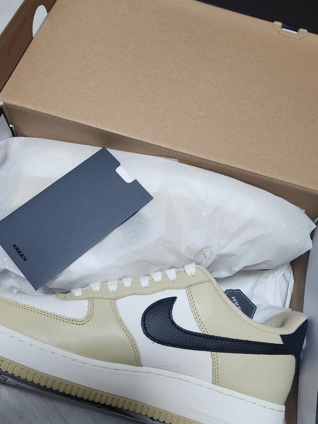 Nike Air Force 1 '07 LX Team Gold and Black 착용 스타일 - 1