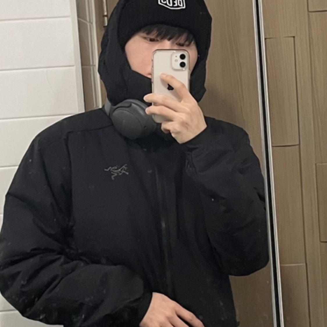 Arc'teryx Atom Heavyweight Hoody Black, Deus Ex Machina Shield Beanie Black 착용 스타일