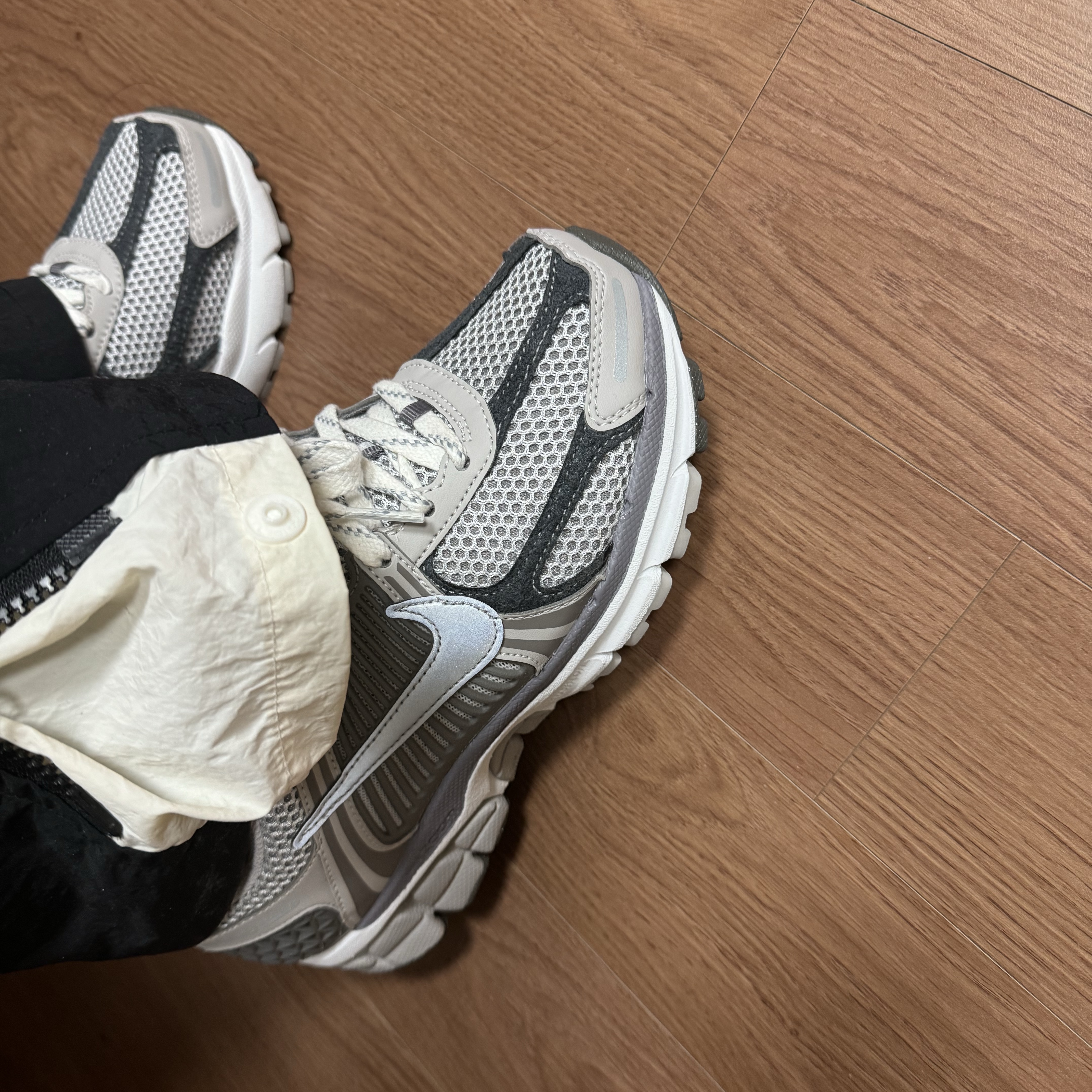 Nike Zoom Vomero 5 PRM Light Iron Ore and Flat Fewter 착용 스타일 - 2