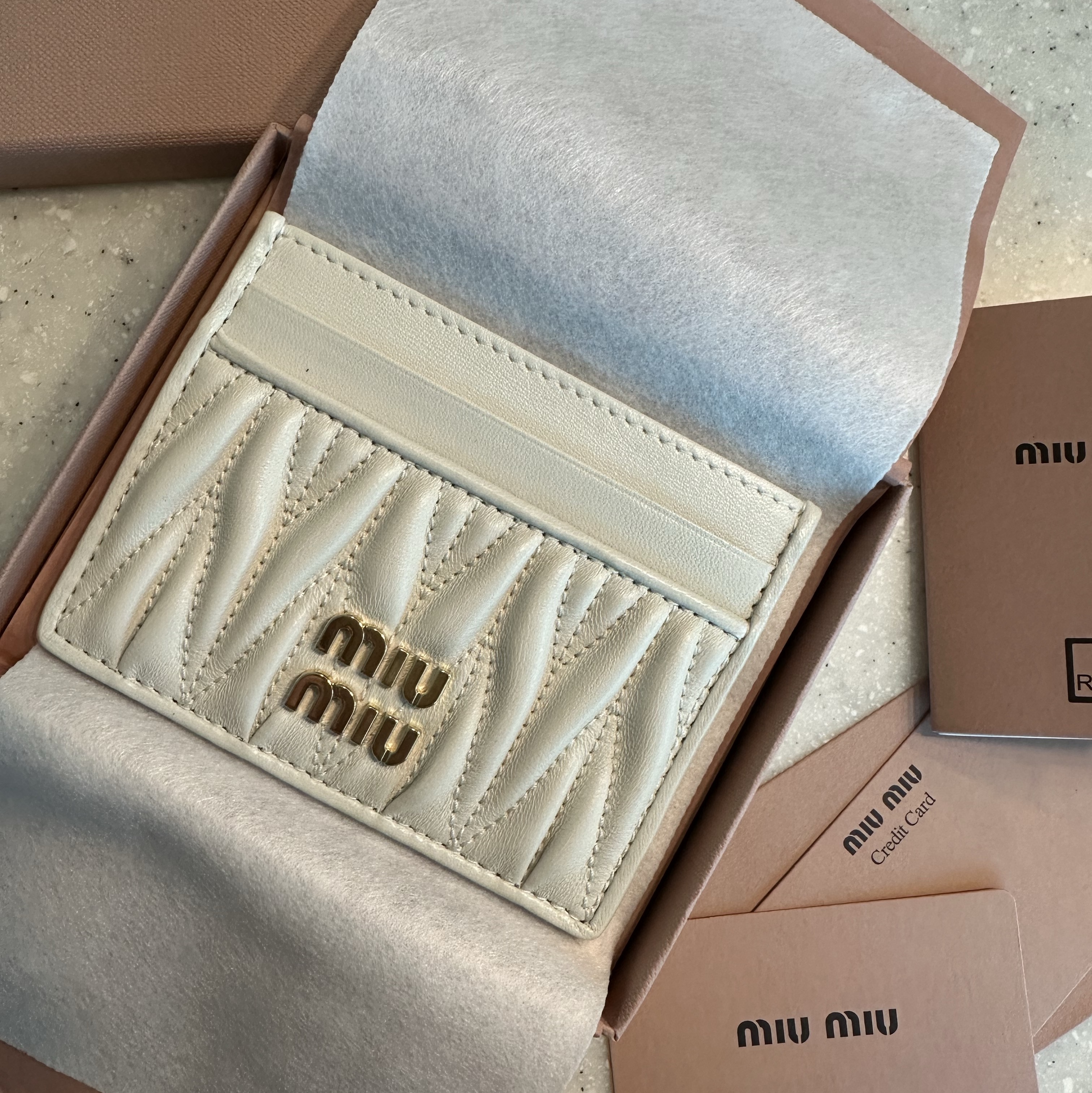 Miu Miu Matelasse Nappa Leather Card Holder White 착용 스타일