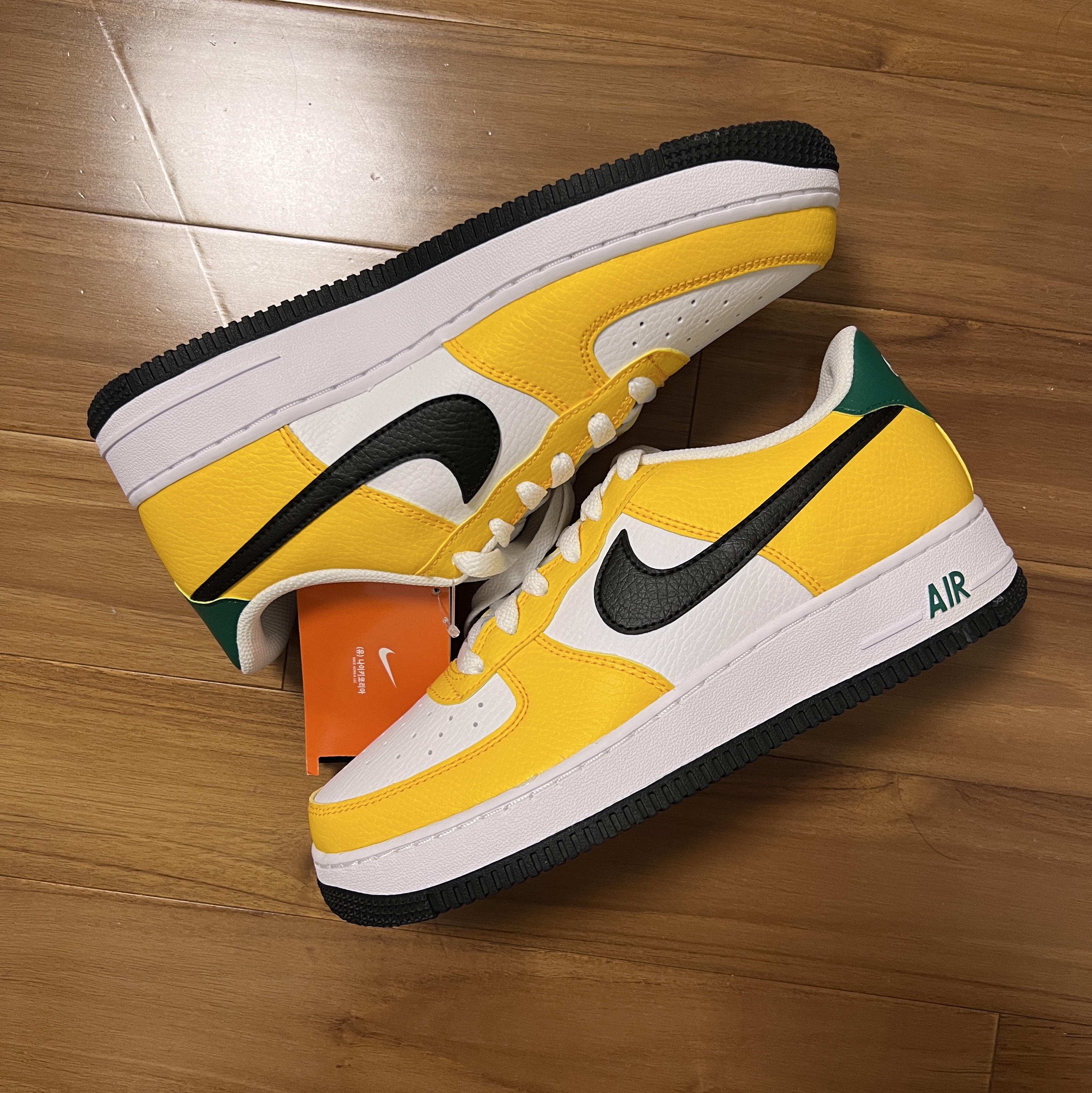 (GS) Nike Air Force 1 Low University Gold Black 착용 스타일