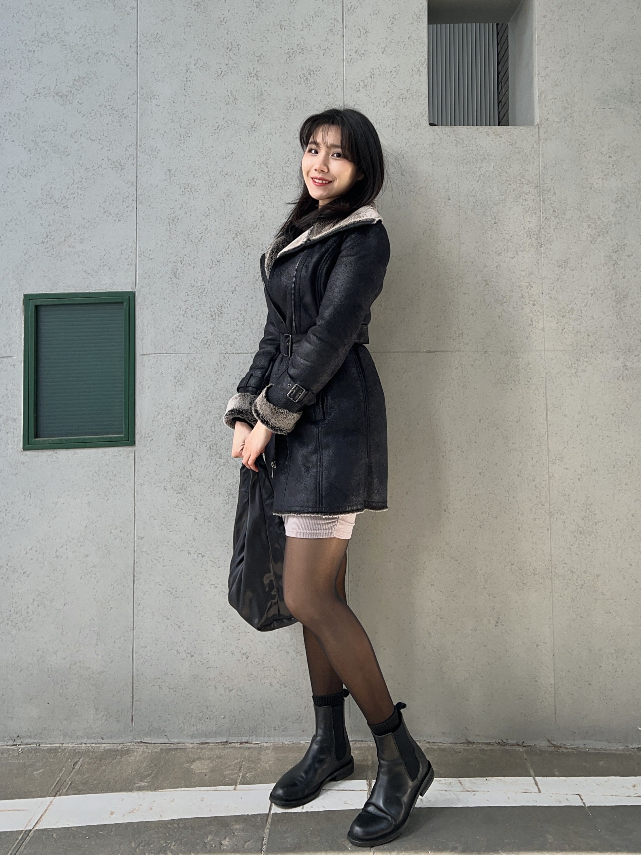COS Mini High-Shine Shoulder Bag Navy 착용 스타일 - 3