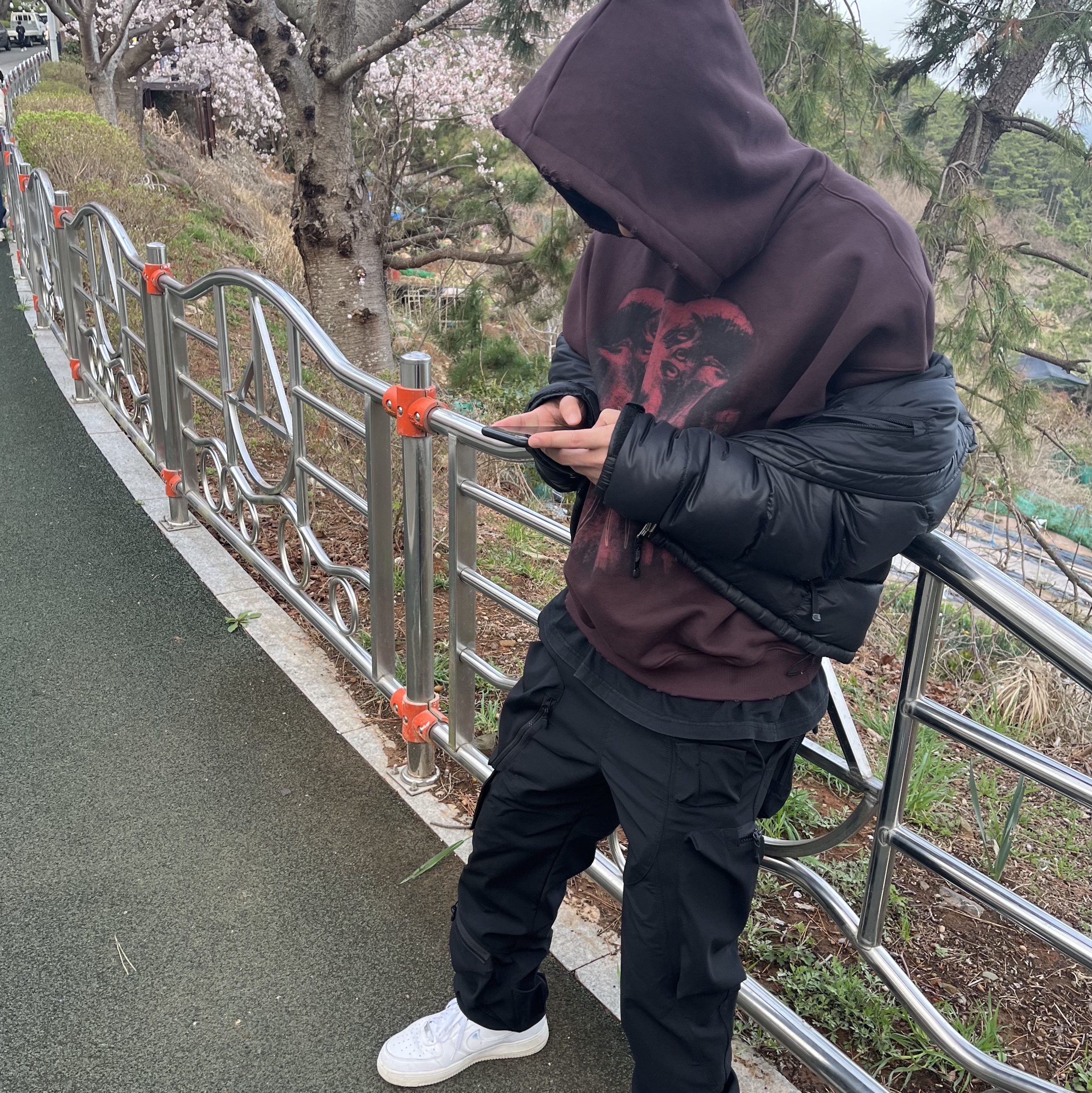 Undermycar Perdition Oglavaeil Hoodie Ox Blood - 22FW, Undermycar Bucky Multi Pocket Dynamic Pants Rookie Black - 22SS 착용 스타일 - 2