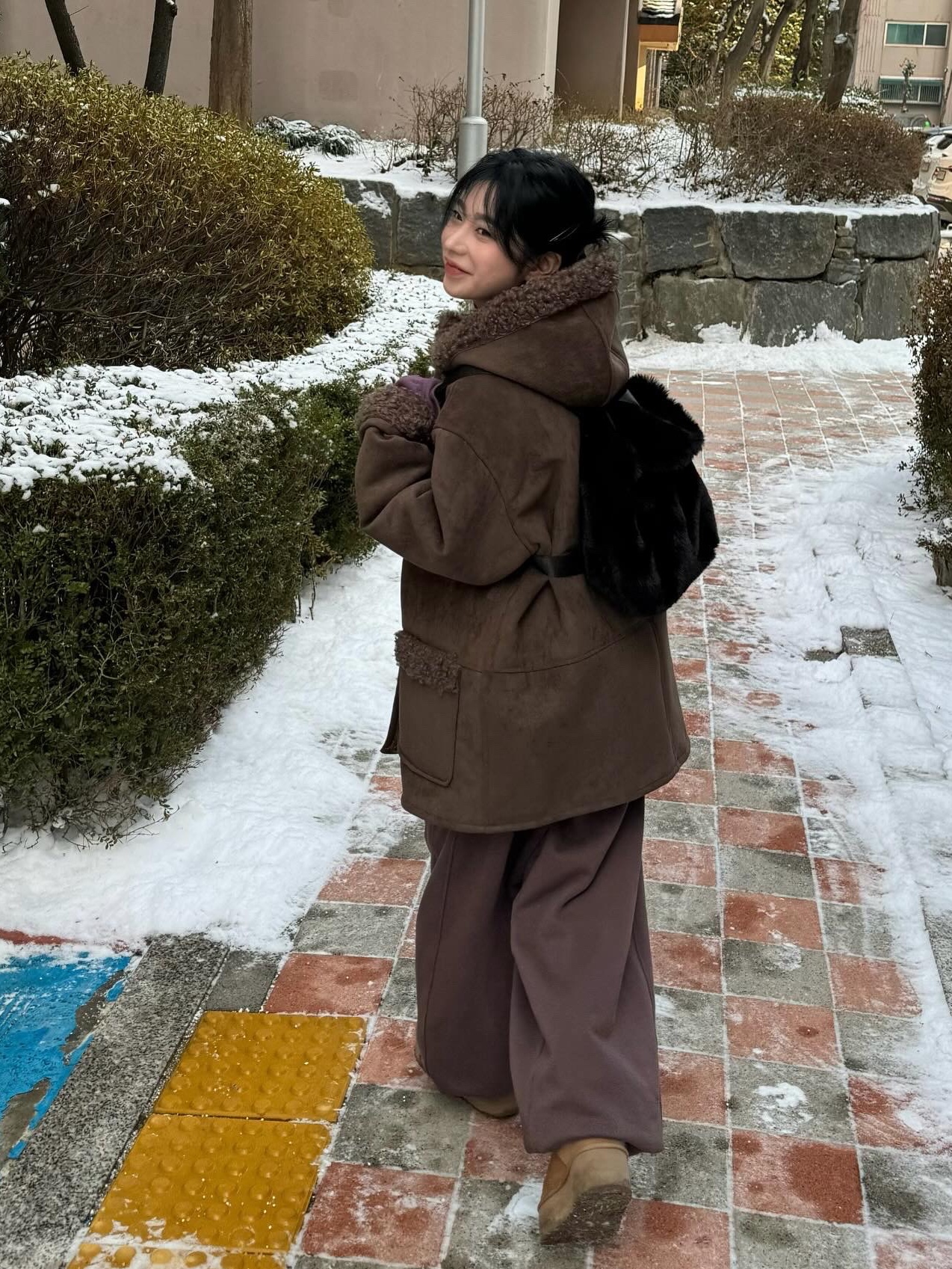 (W) 어그 클래식 미니 플랫폼 부츠 체스트넛 착용 스타일 - 1