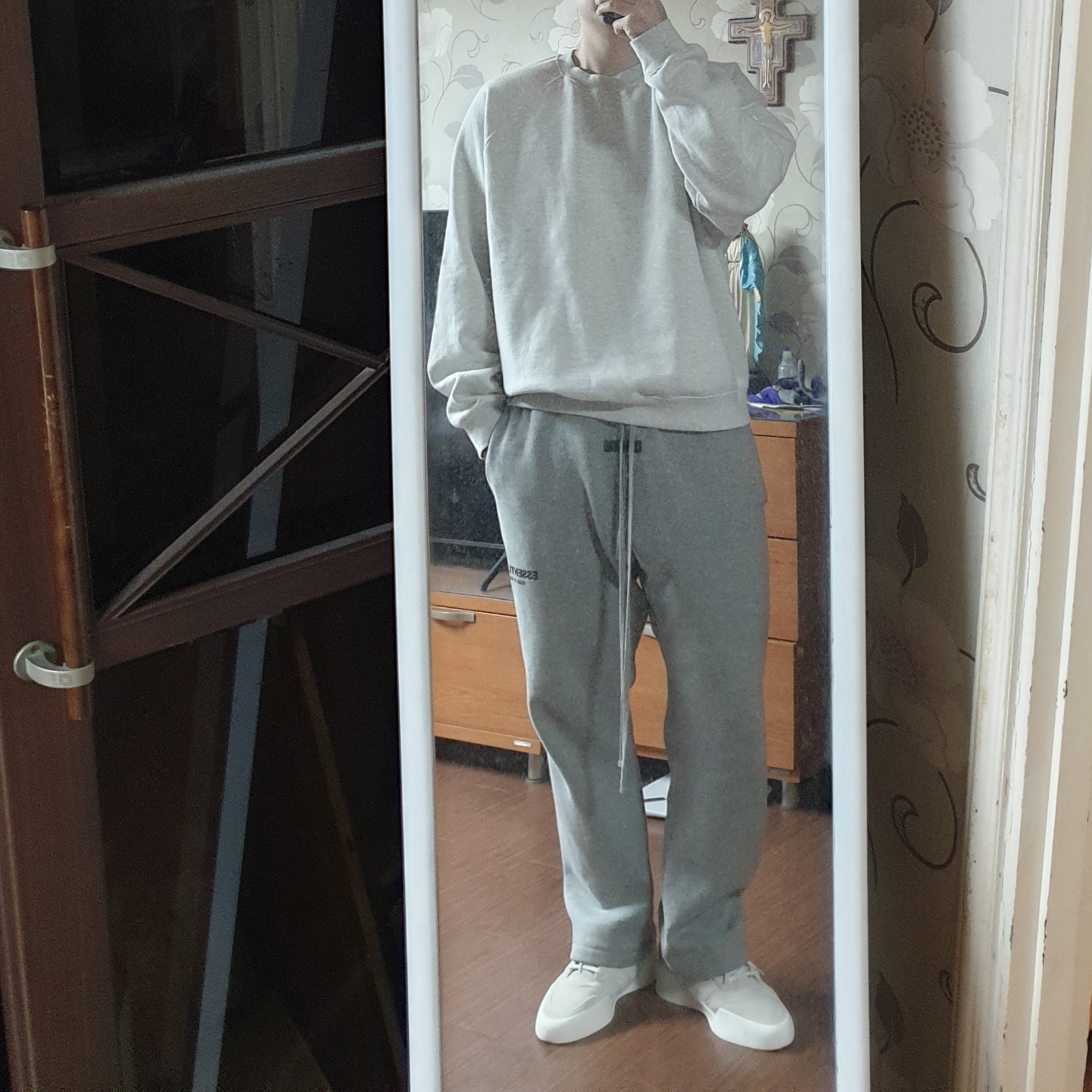 Adidas x Fear of God Athletics 86 Low Talc, Essentials The Core Collection Hoodie Dark Oatmeal 착용 스타일 - 4