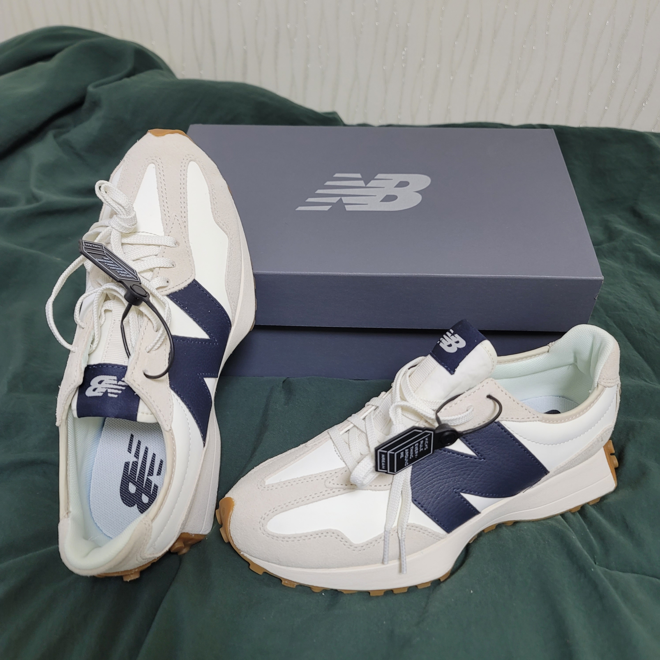 (W) New Balance 327 Beige Gum 착용 스타일