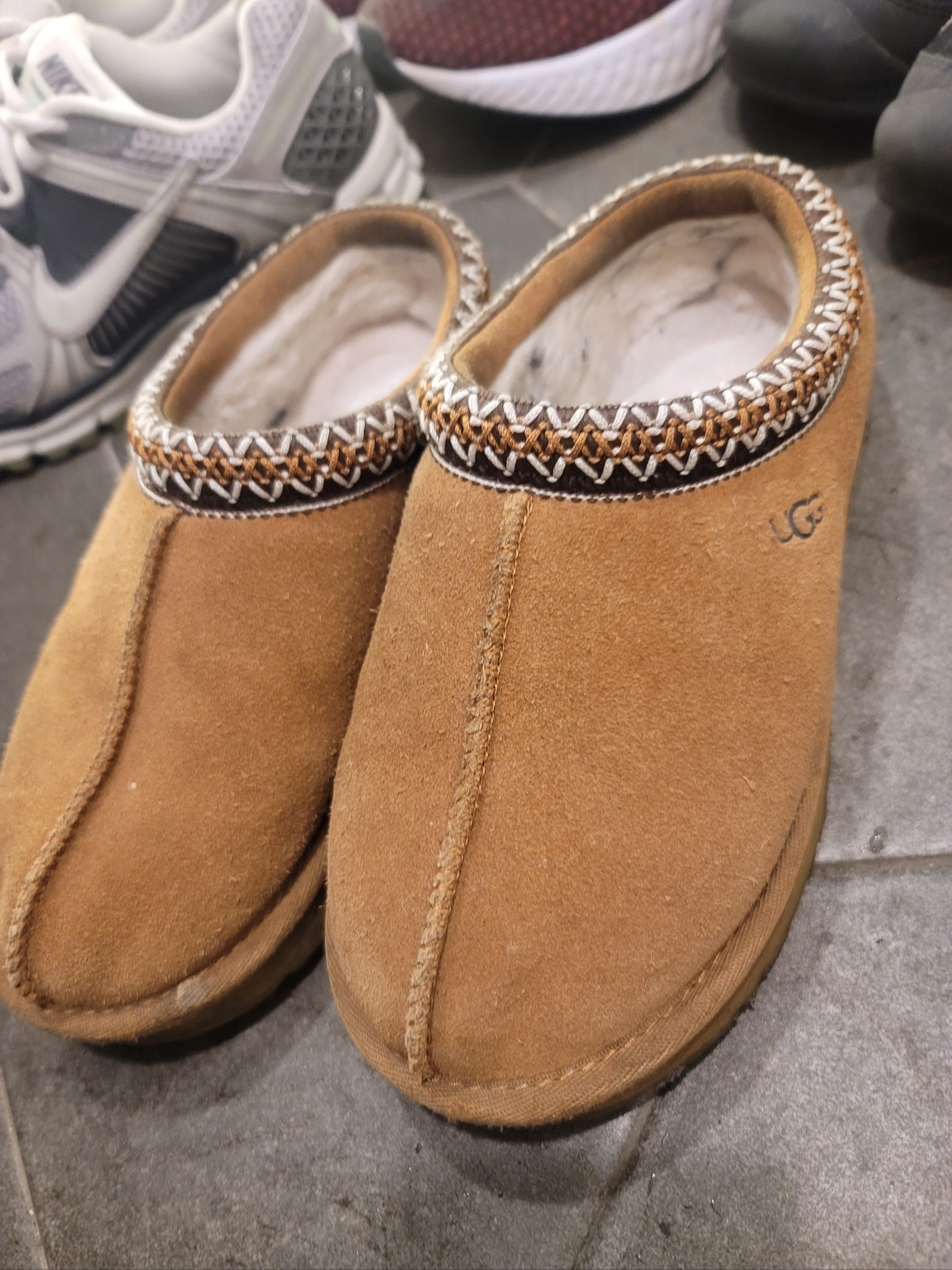 UGG Tasman Slipper Chestnut 착용 스타일