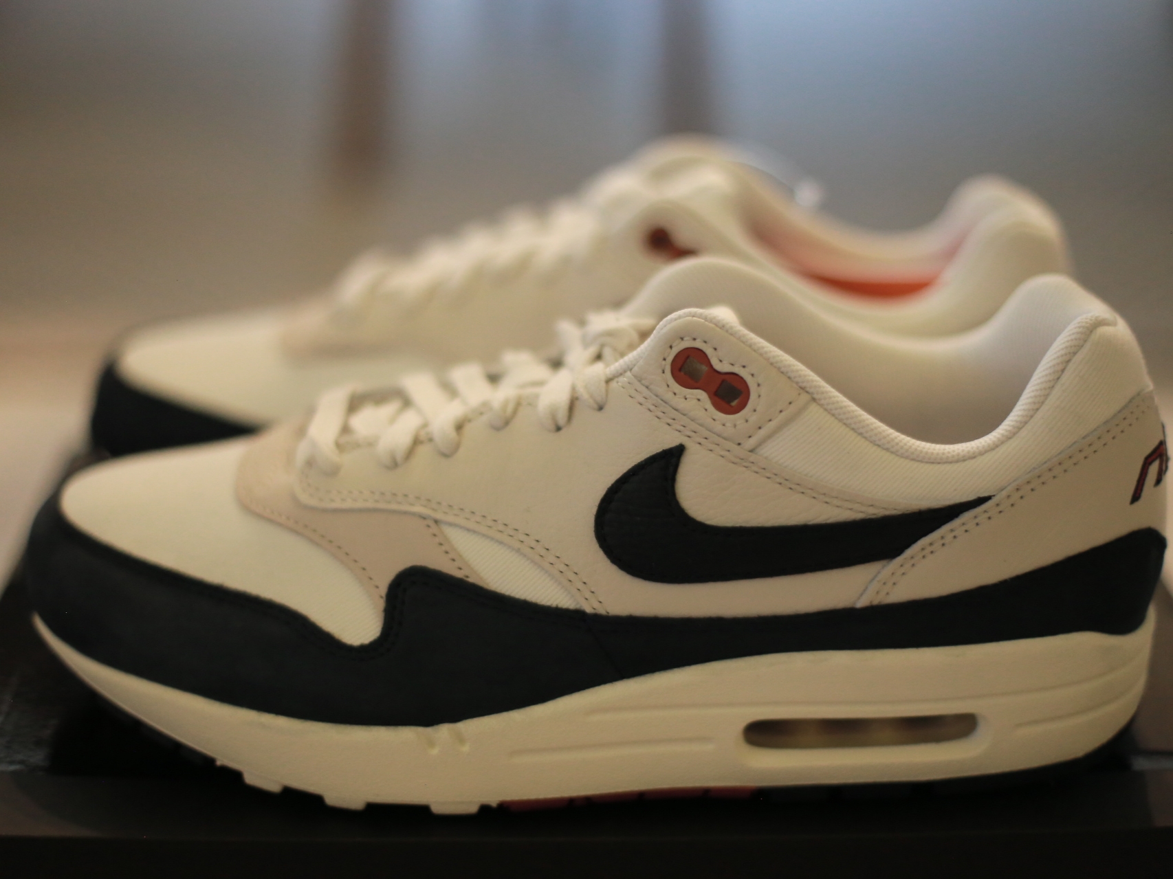 (W) Nike Air Max 1 Obsidian and Light Orewood Brown 착용 스타일 - 1