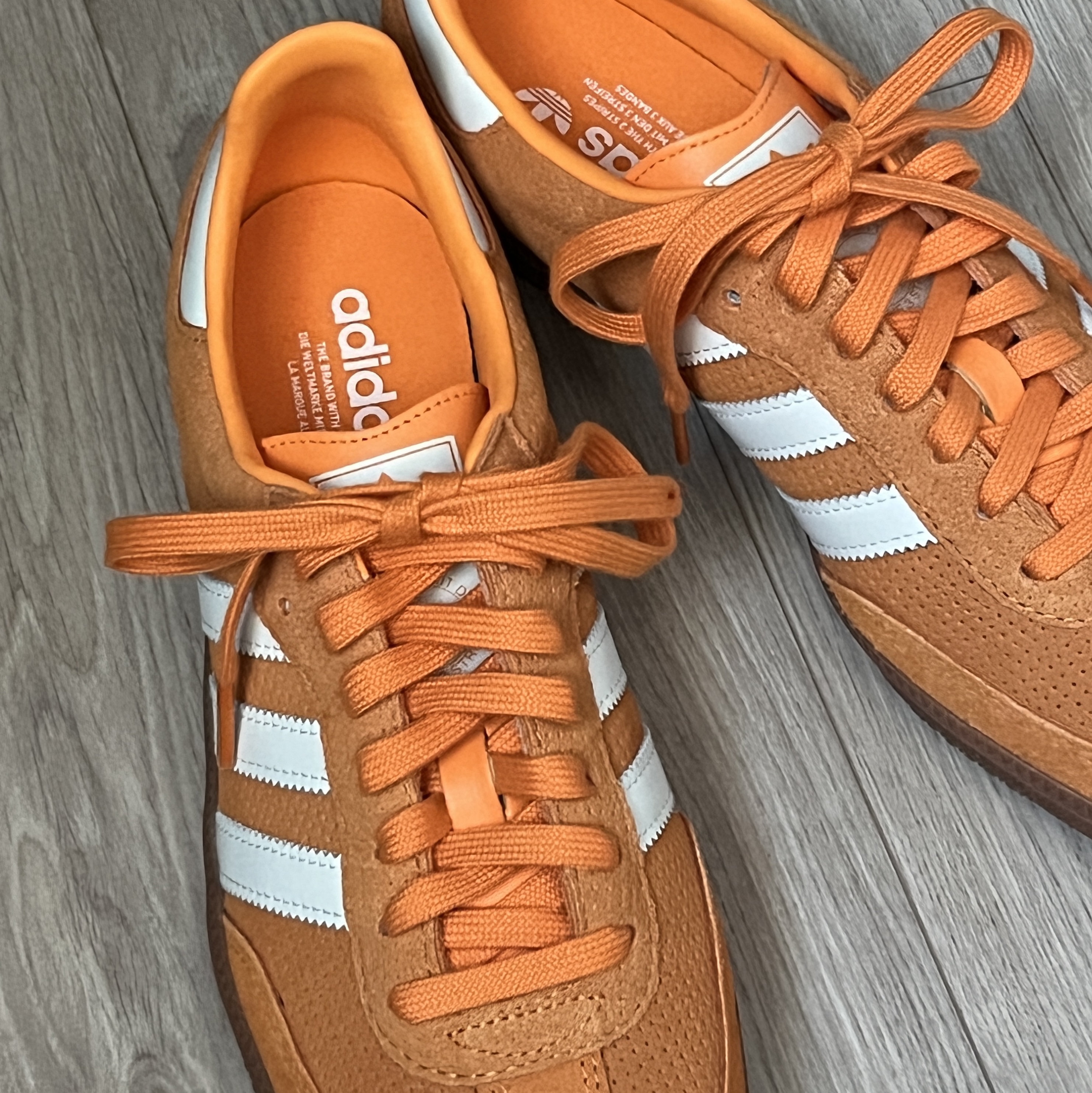 Adidas Samba OG Orange Rush 착용 스타일