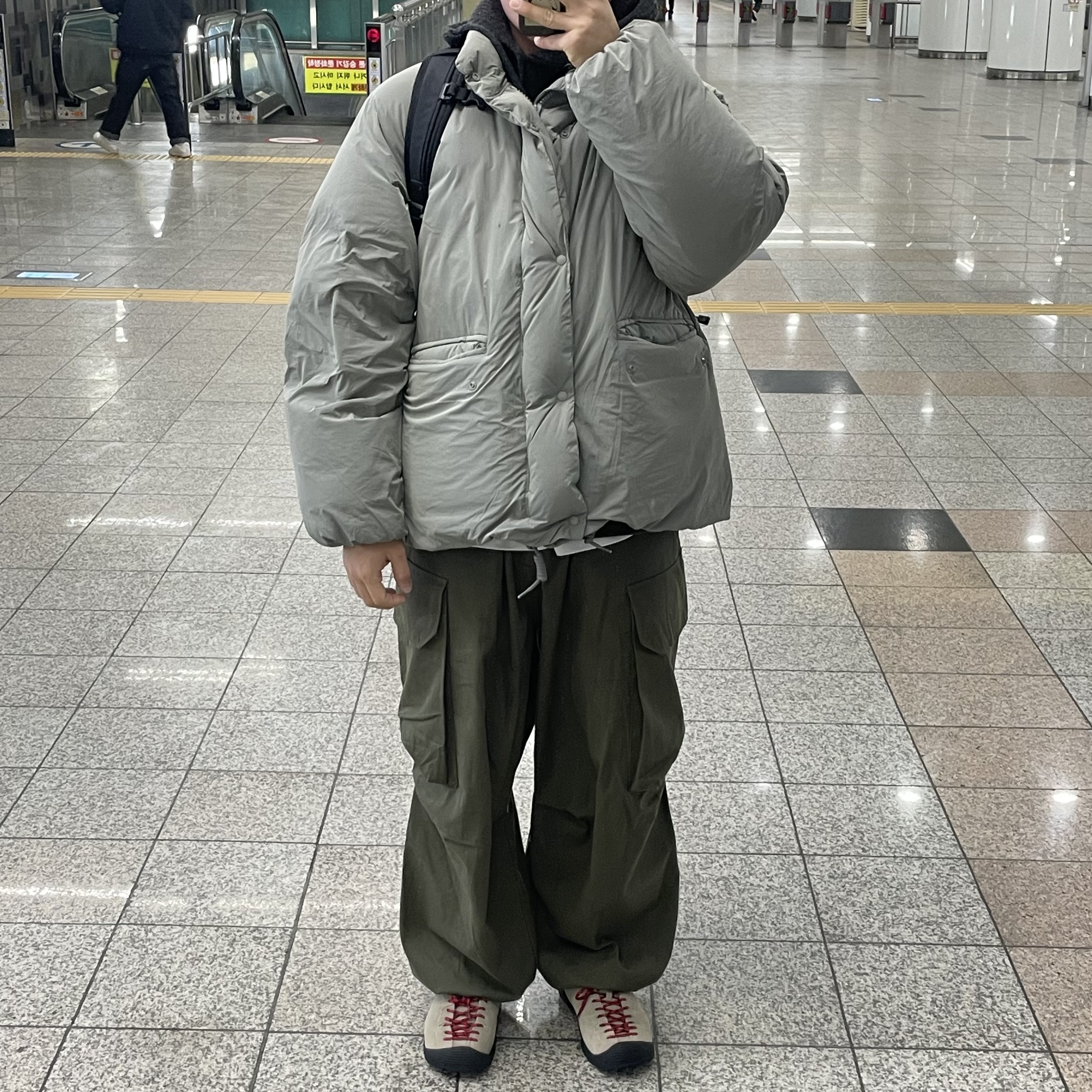 Keen Jasper Suede Sneakers Silver Mink 착용 스타일
