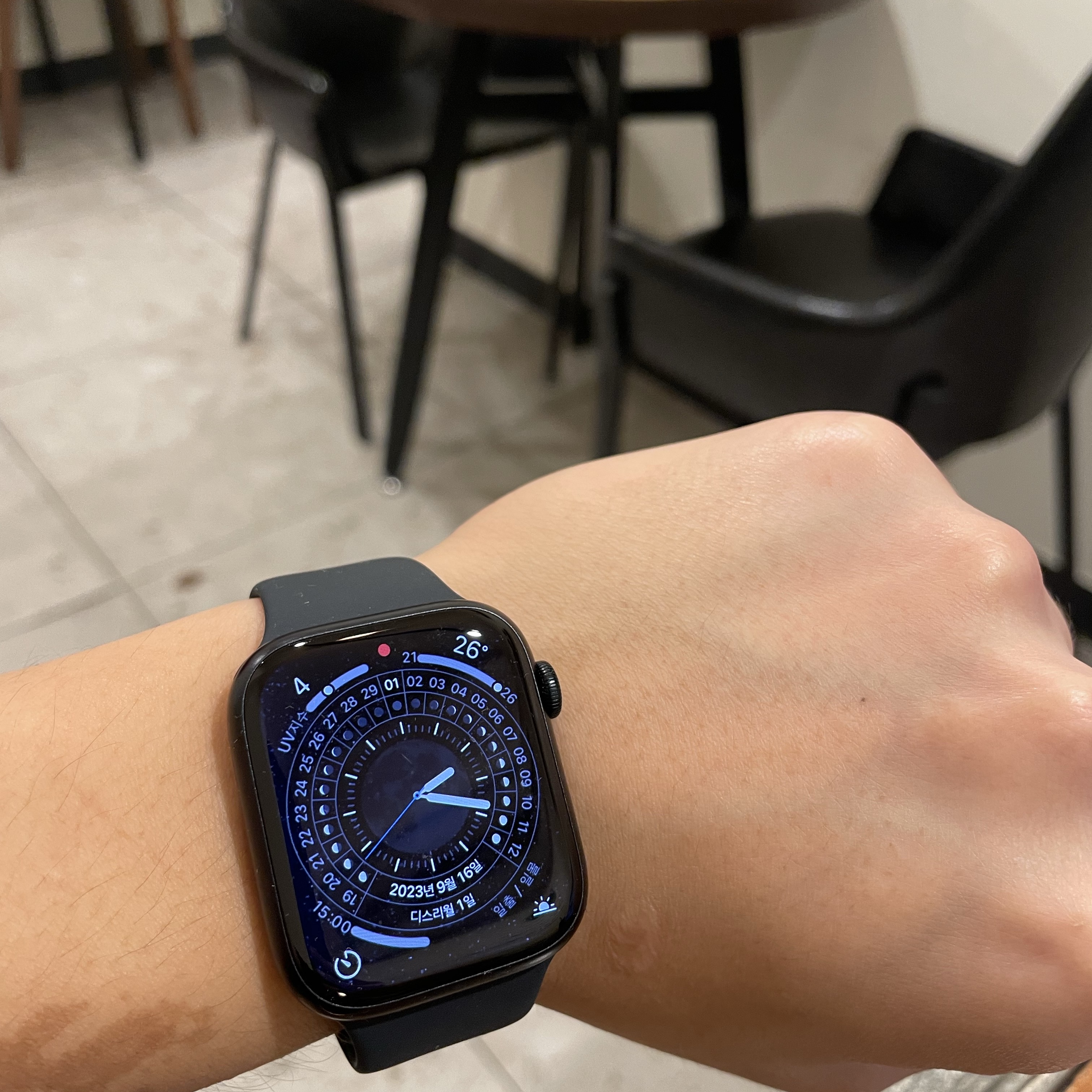 Apple Watch Series 8 45mm GPS Midnight Aluminium Case with Sport Band Midnight (Korean Ver.) 착용 스타일 - 3