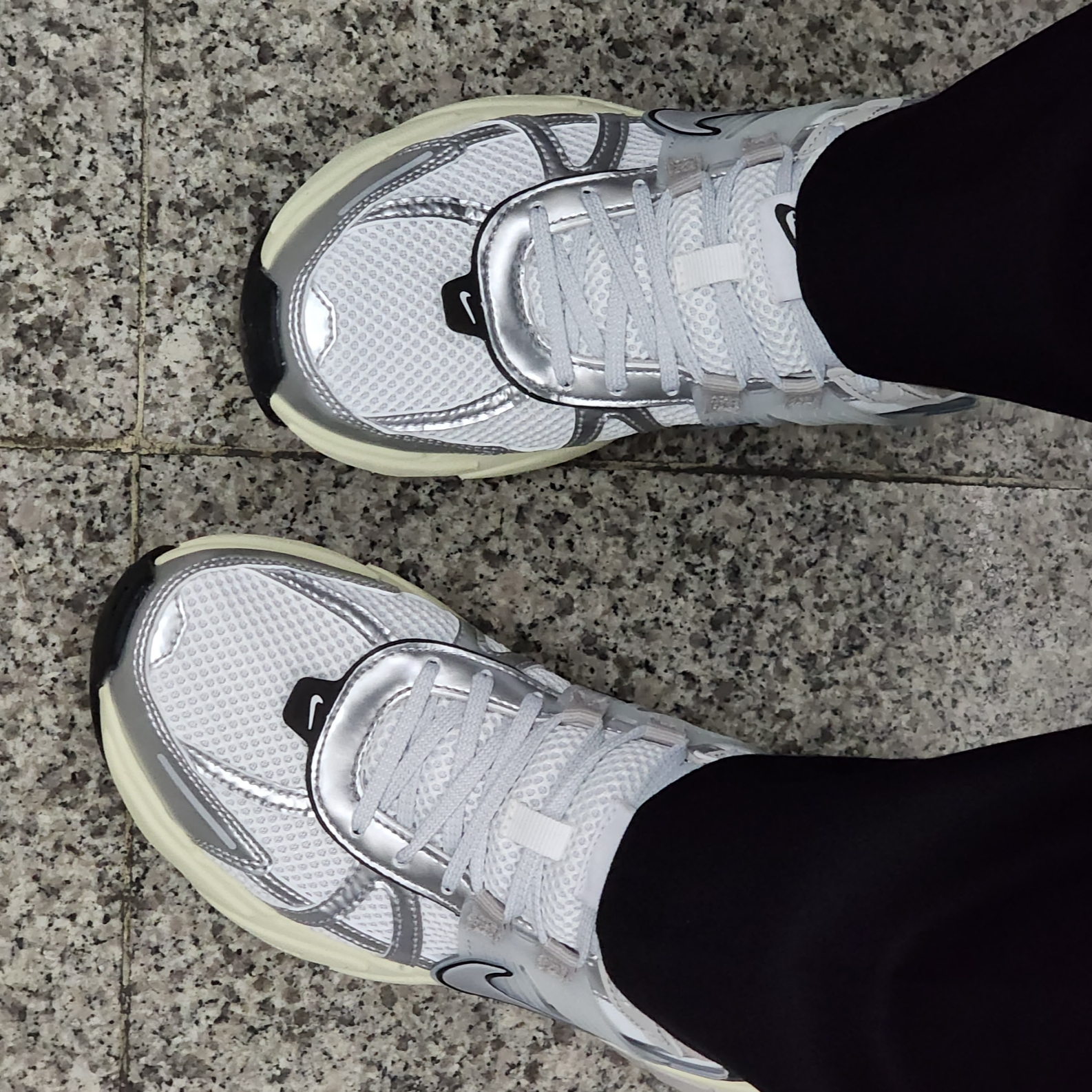 Nike V2K Run Summit White Metallic Silver 착용 스타일