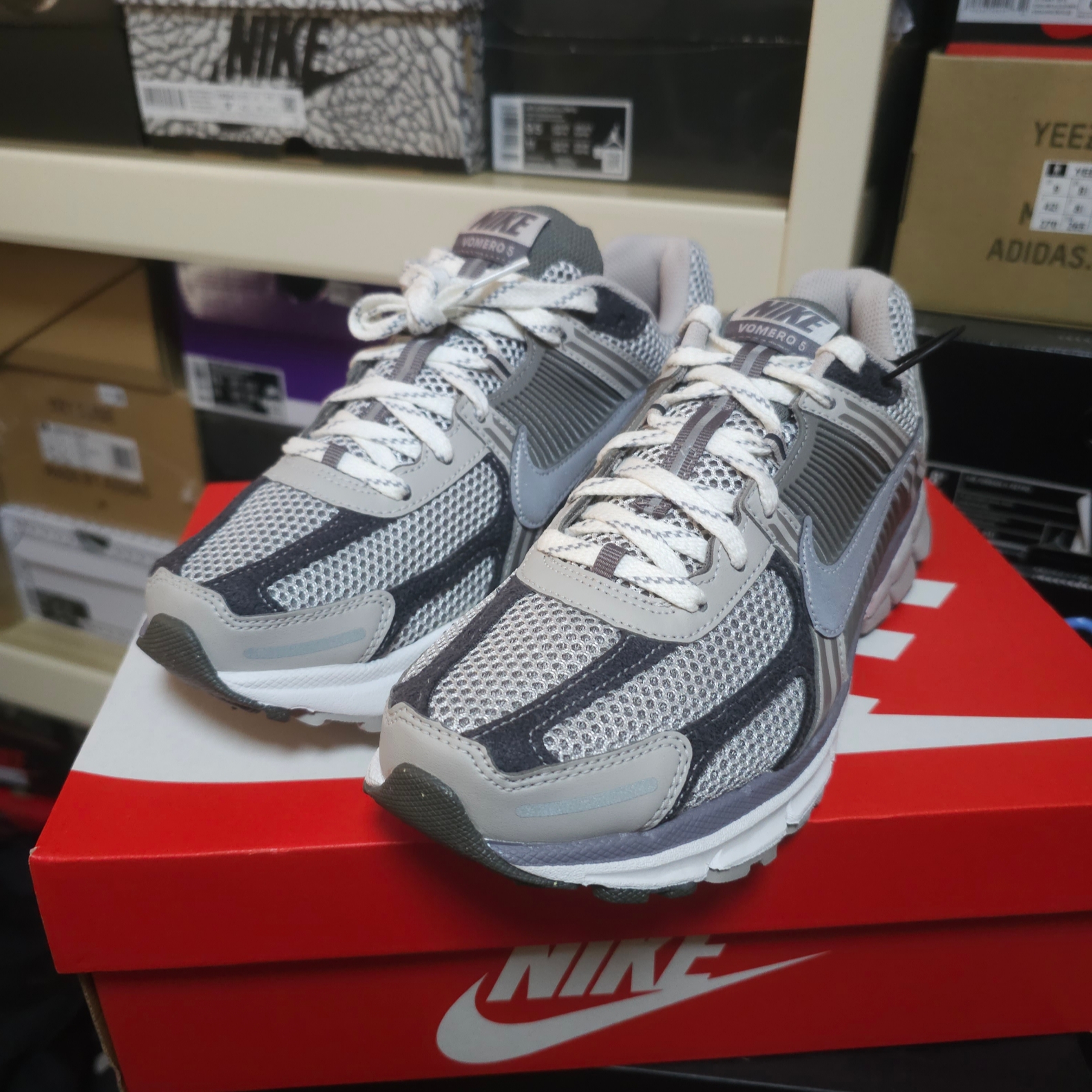 Nike Zoom Vomero 5 PRM Light Iron Ore and Flat Fewter 착용 스타일 - 3