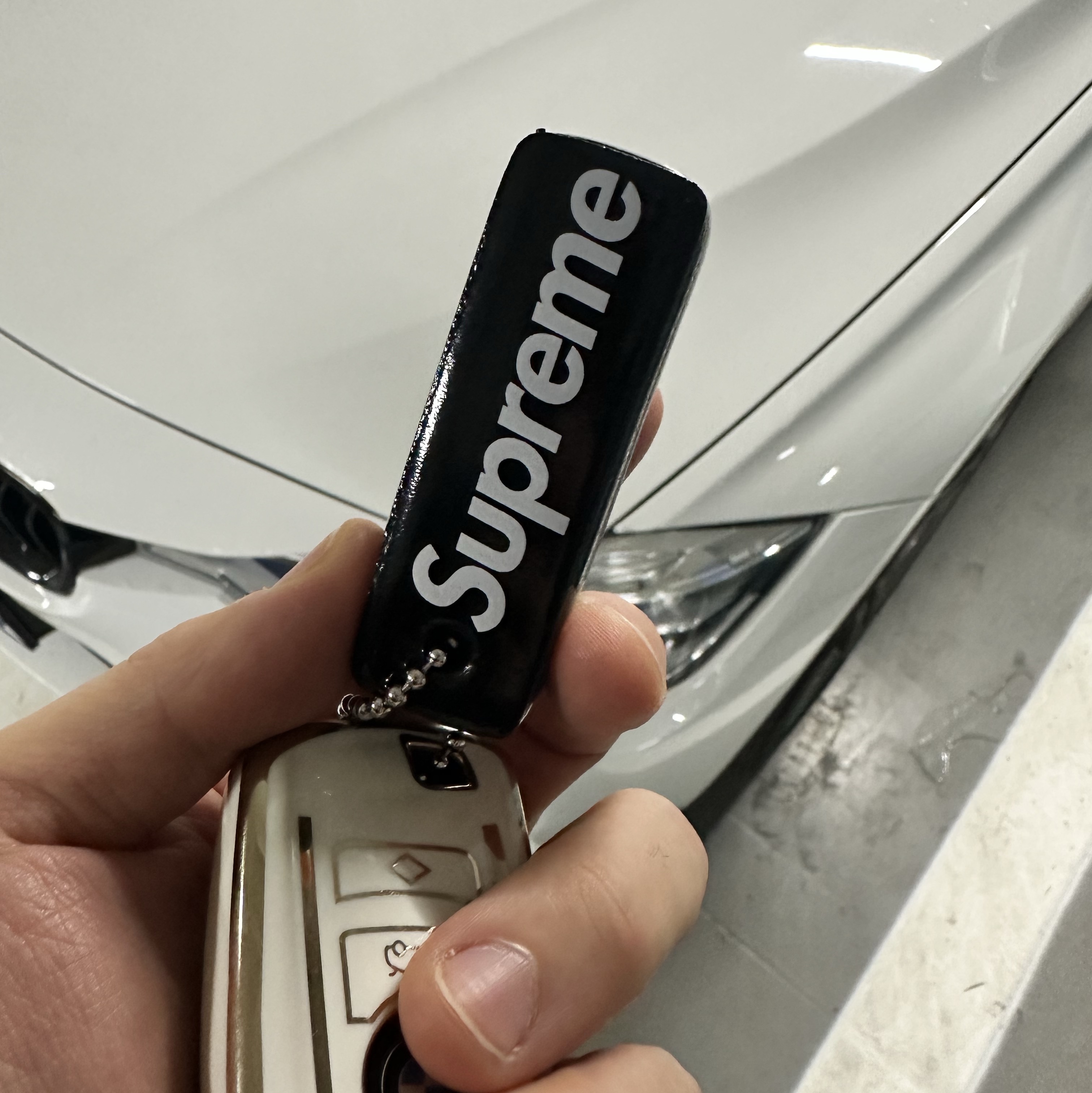 Supreme Floating Keychain Black - 23FW 착용 스타일
