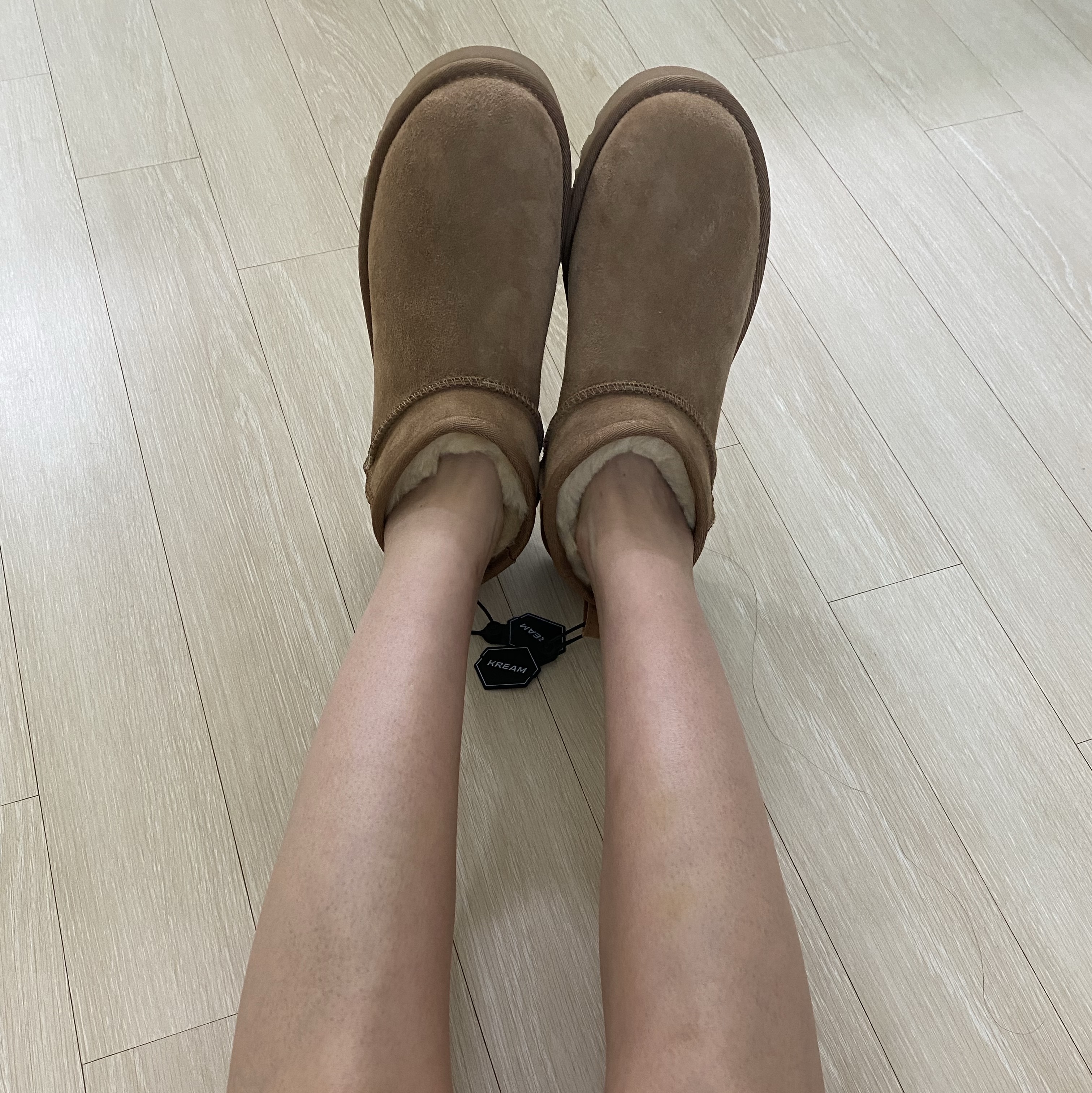 (W) UGG Classic Ultra Mini Boots Chestnut 착용 스타일 - 3