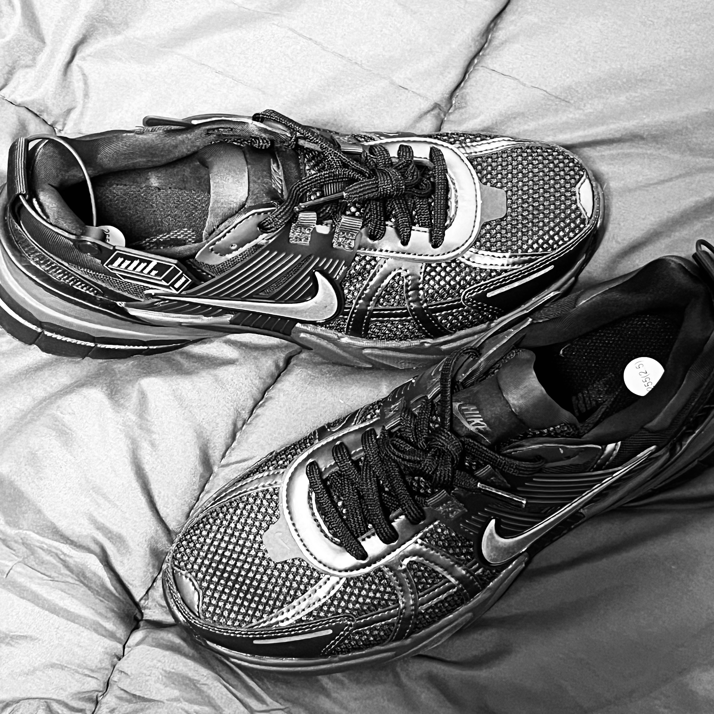 Nike V2K Run Black Anthracite 착용 스타일 - 5