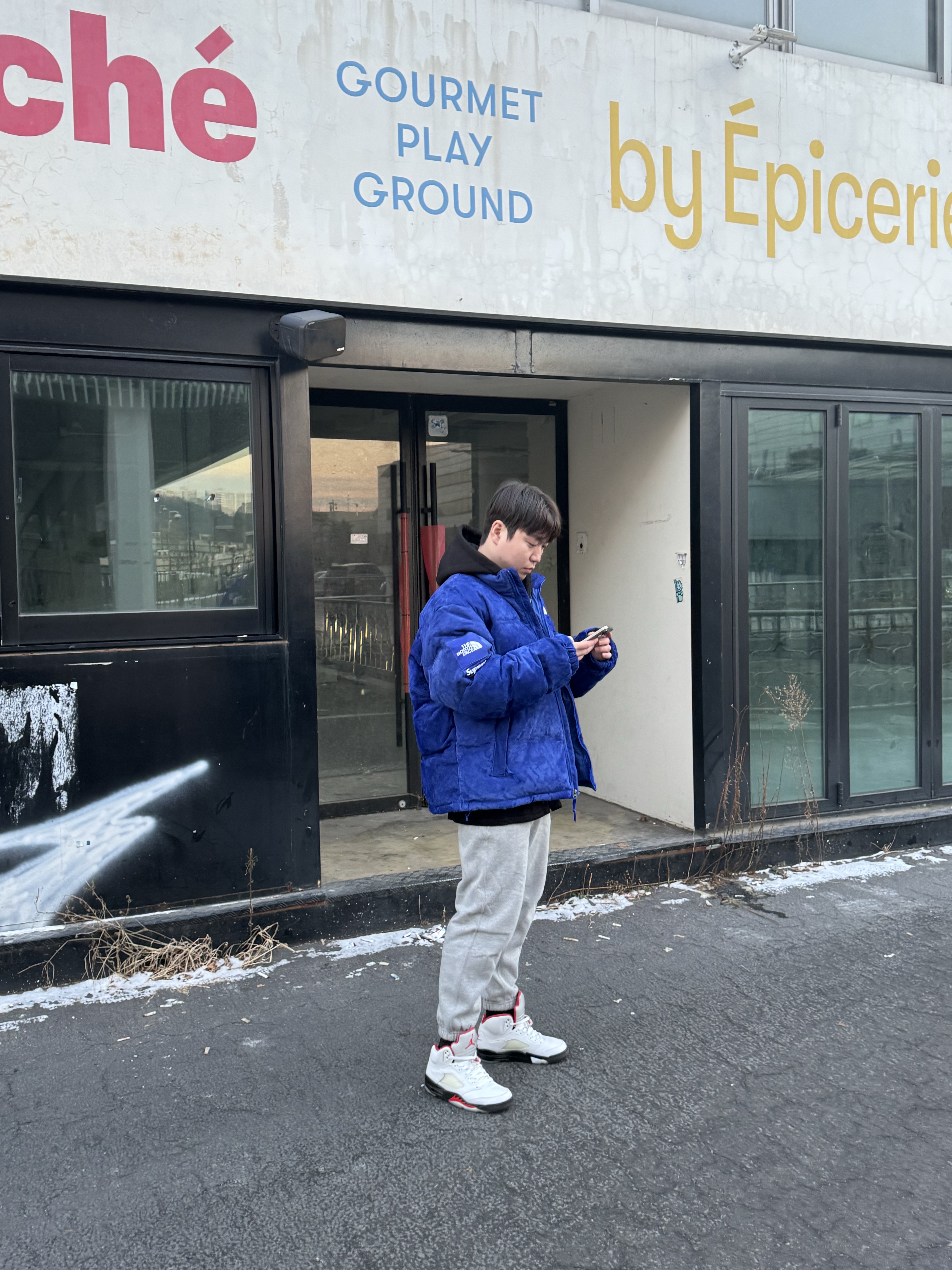 Jordan 5 Retro Fire Red Silver Tongue 2020, Supreme x The North Face Suede Nuptse Jacket Blue - 23FW 착용 스타일